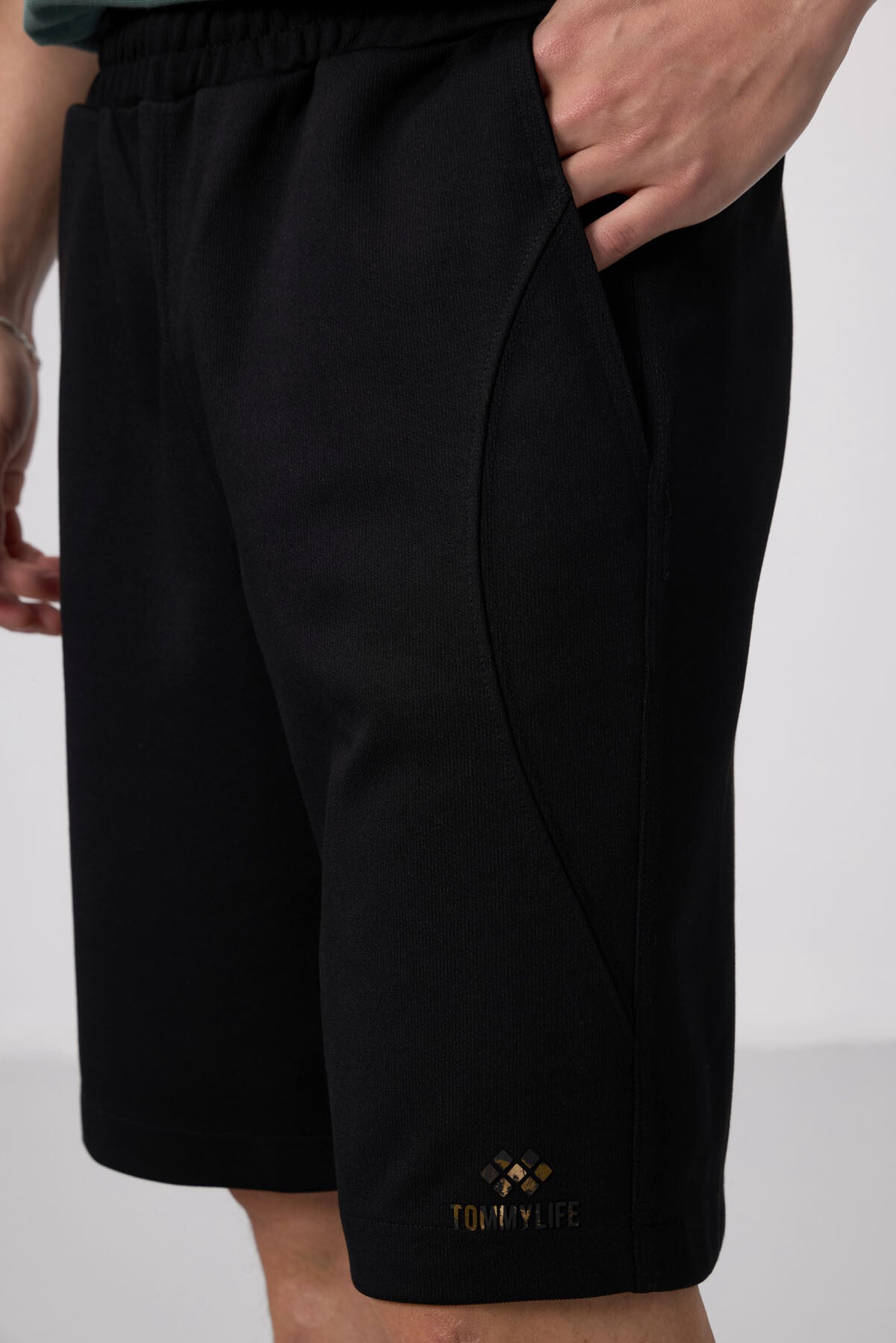 Image of Siyah Yüzeyi Dokulu Oversize Erkek Şort - 81288