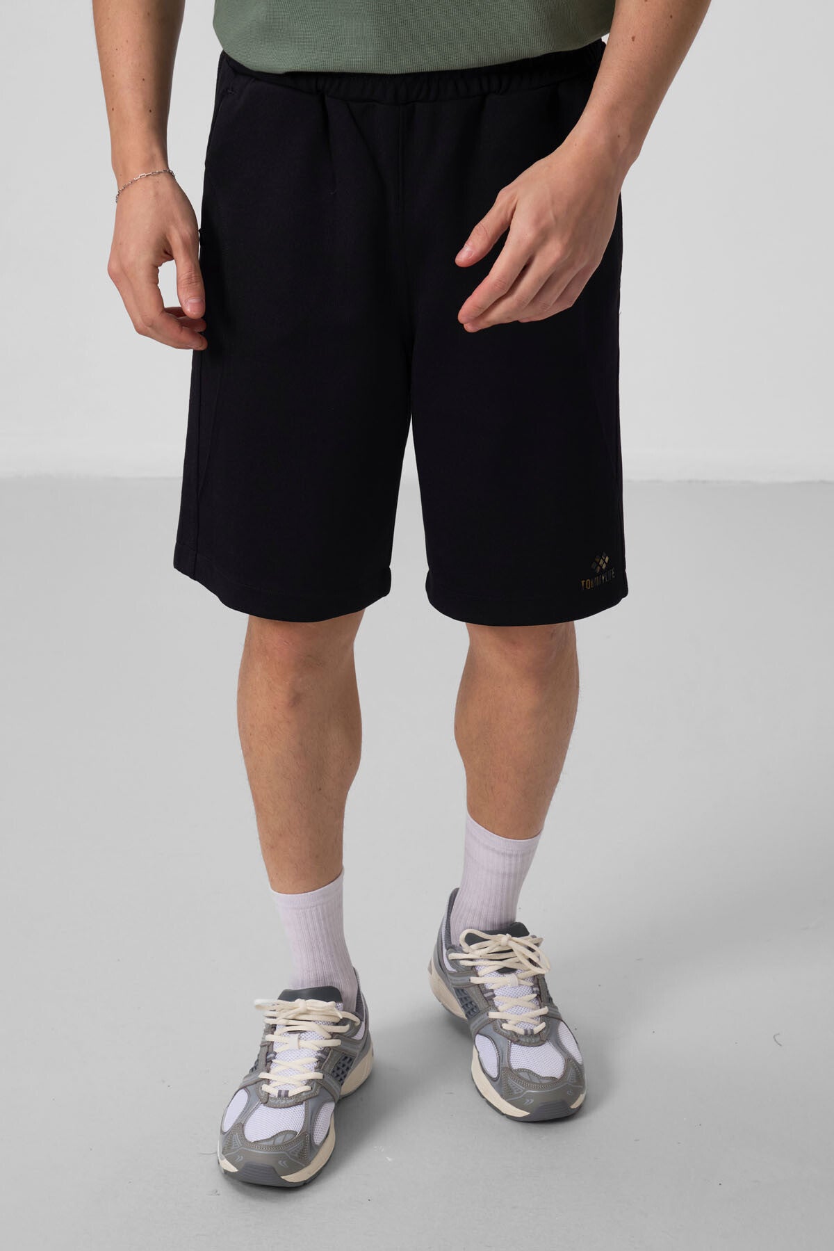 Image of Siyah Yüzeyi Dokulu Oversize Erkek Şort - 81288