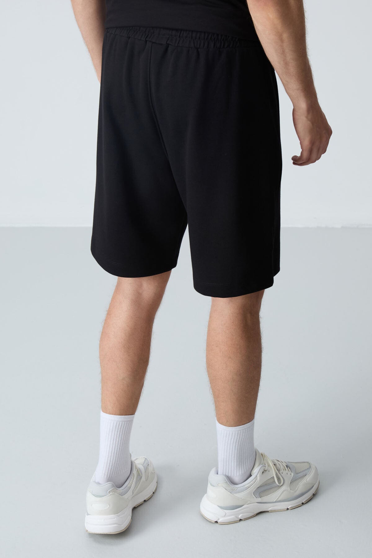 Image of Siyah Pamuklu Kalın Yumuşak Dokulu Standart  Fit Basic Erkek Şort  - 81276