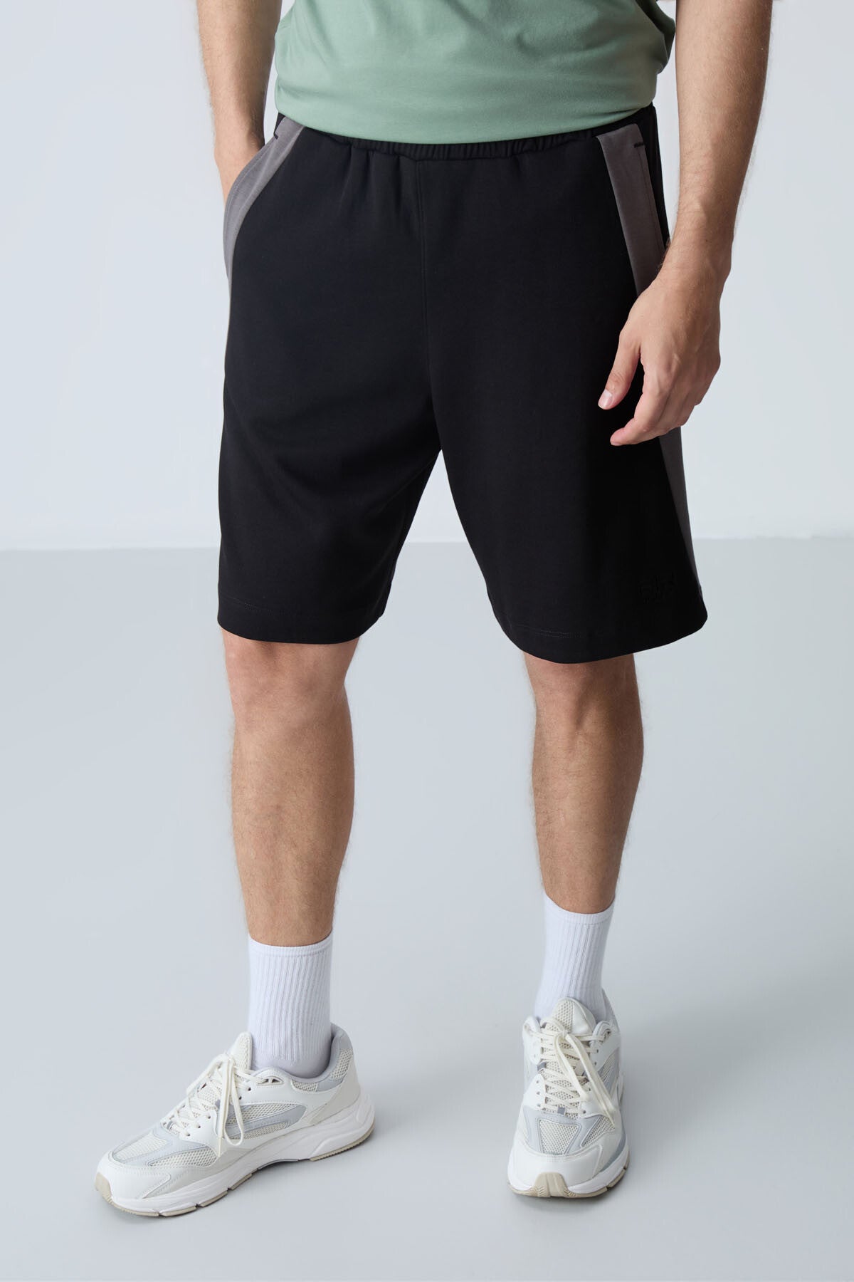 Image of Pantaloni scurți bărbați negri, din bumbac gros, texturați, croială standard - 81280