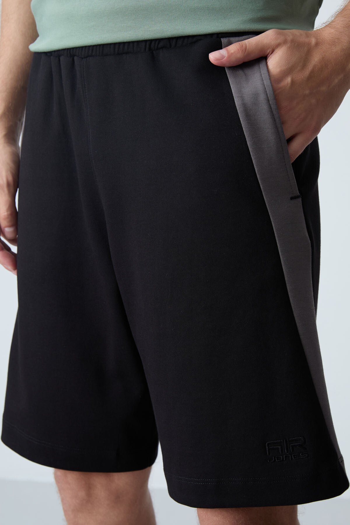 Image of Pantaloni scurți bărbați negri, din bumbac gros, texturați, croială standard - 81280
