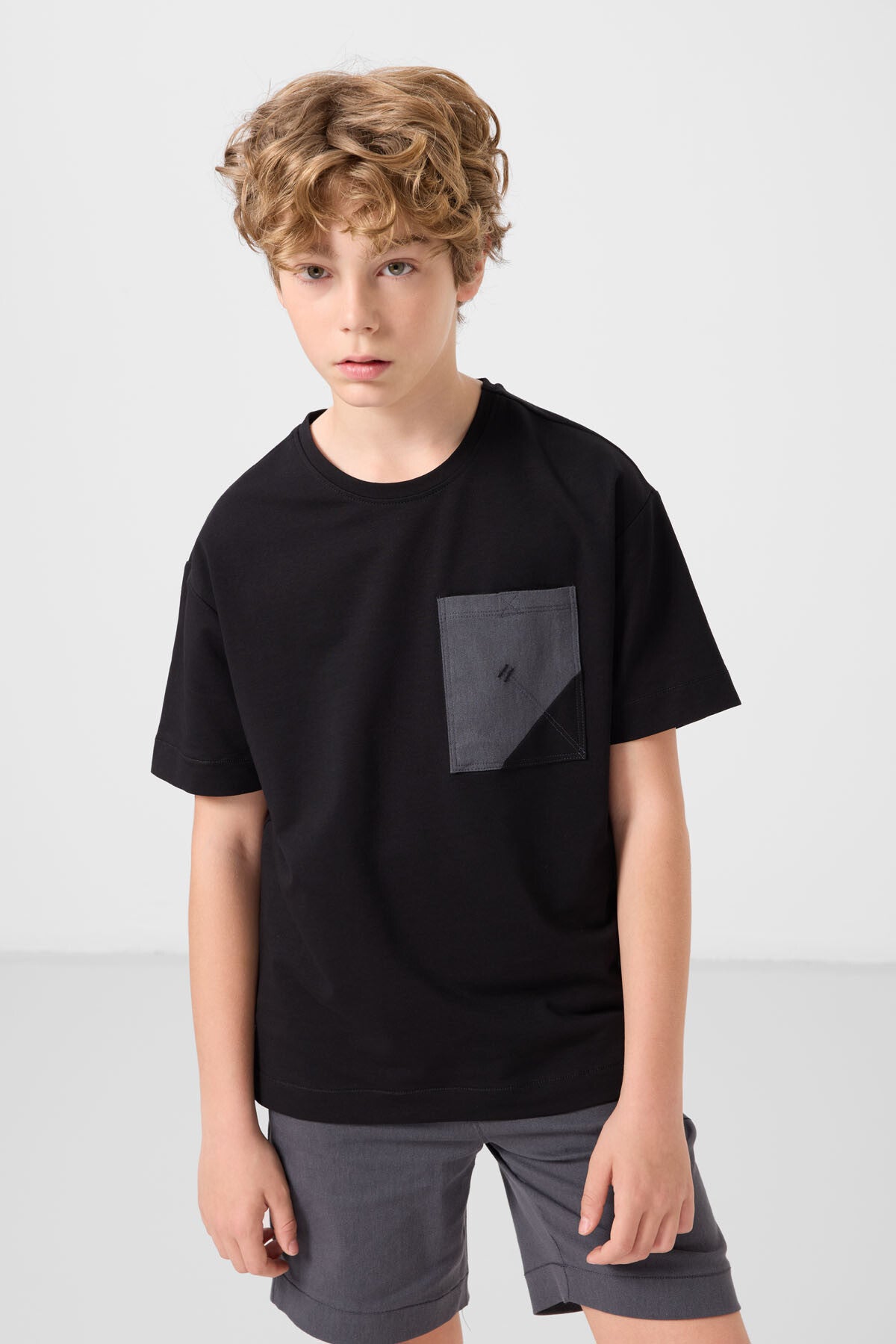 Image of Siyah-Gri Pamuklu Oversize Fit Dokuma Hafif Esnek Chino Erkek Çocuk Şort Takım - 11278