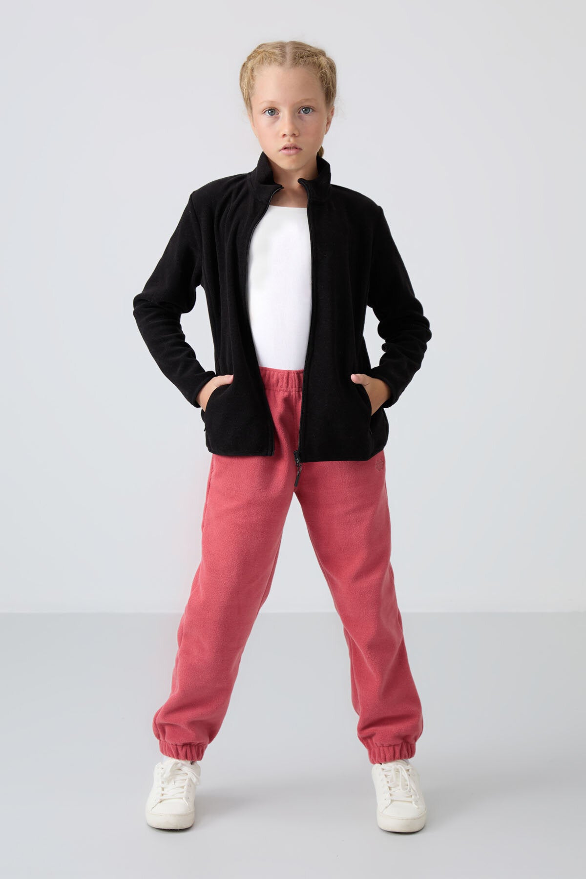 Image of Hanorac negru gros, moale, texturat, croială standard, brodat, din fleece, pentru fete - 75154