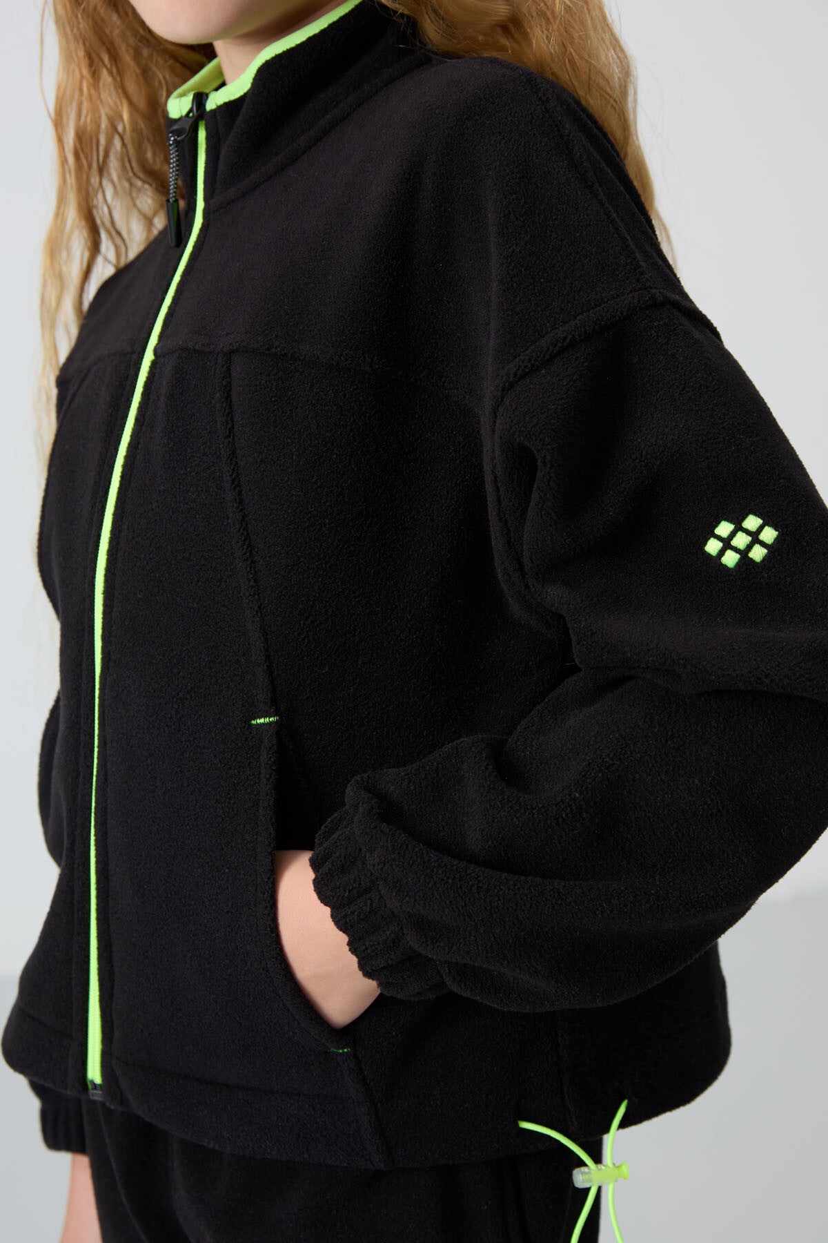 Image of Siyah Kalın Yumuşak Dokulu Standart Fit Nakışlı Polar Kız Çocuk Sweatshirt - 75157
