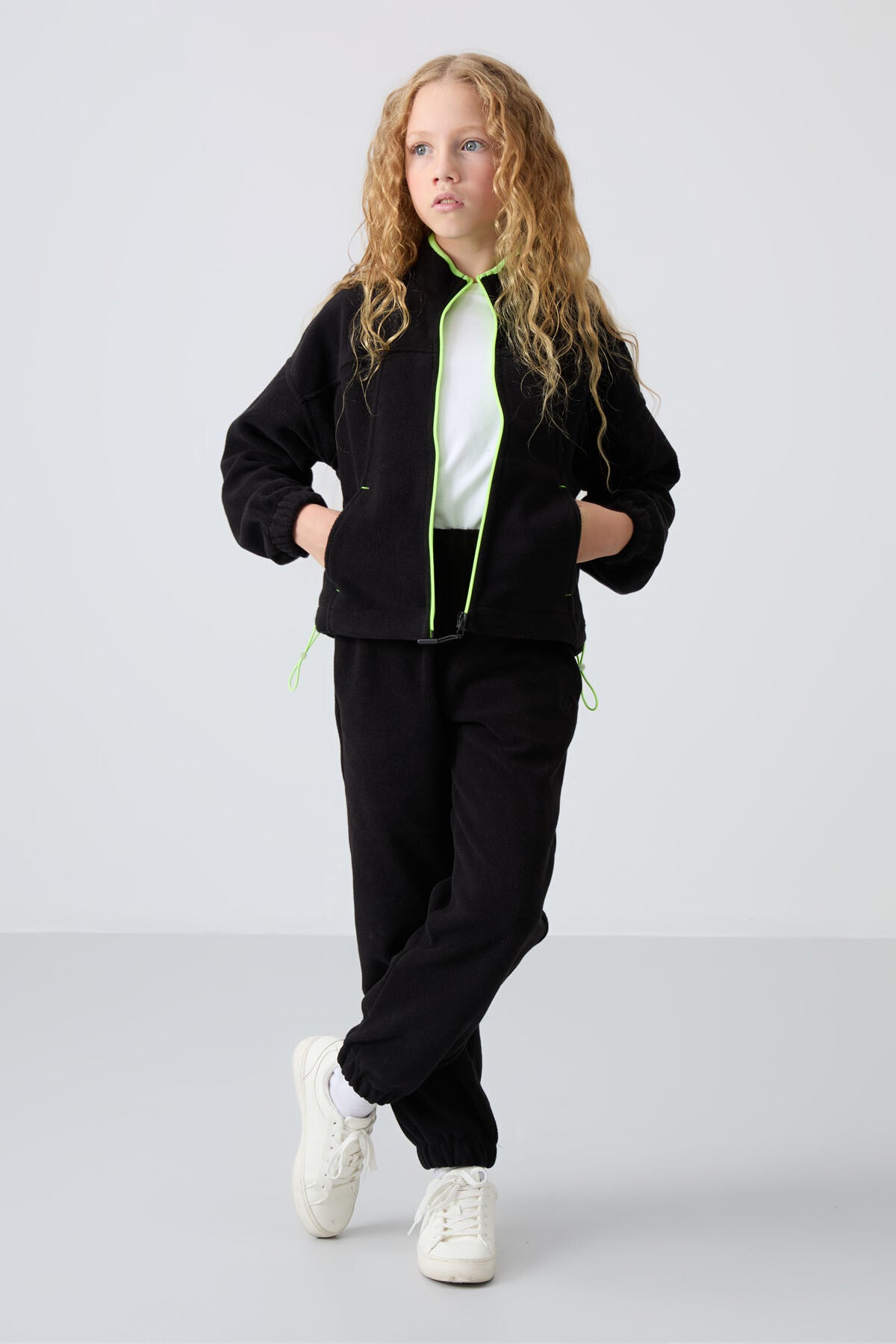Image of Siyah Kalın Yumuşak Dokulu Standart Fit Nakışlı Polar Kız Çocuk Sweatshirt - 75157