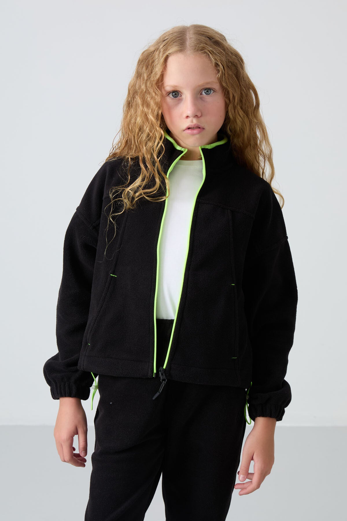 Image of Siyah Kalın Yumuşak Dokulu Standart Fit Nakışlı Polar Kız Çocuk Sweatshirt - 75157