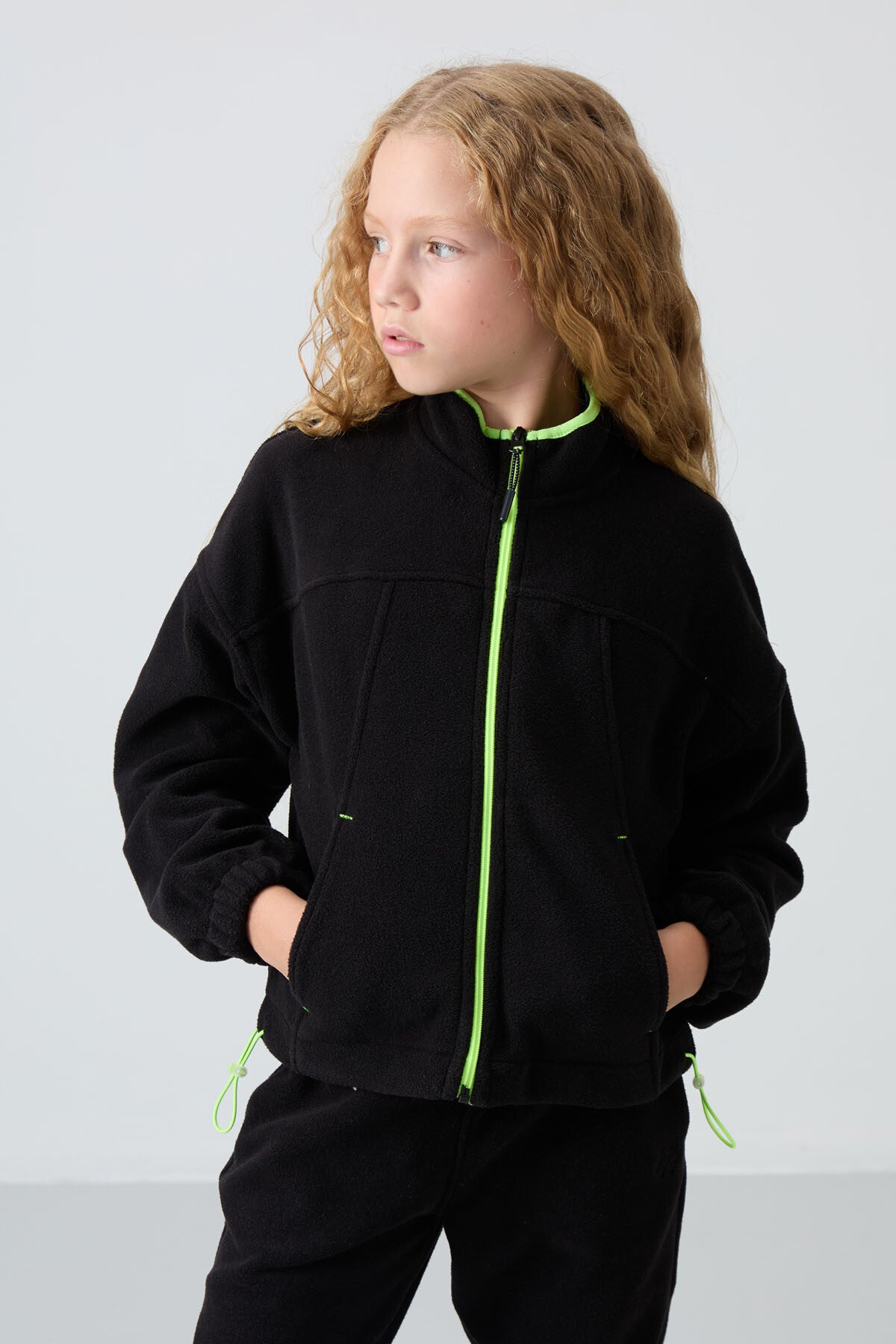 Image of Siyah Kalın Yumuşak Dokulu Standart Fit Nakışlı Polar Kız Çocuk Sweatshirt - 75157