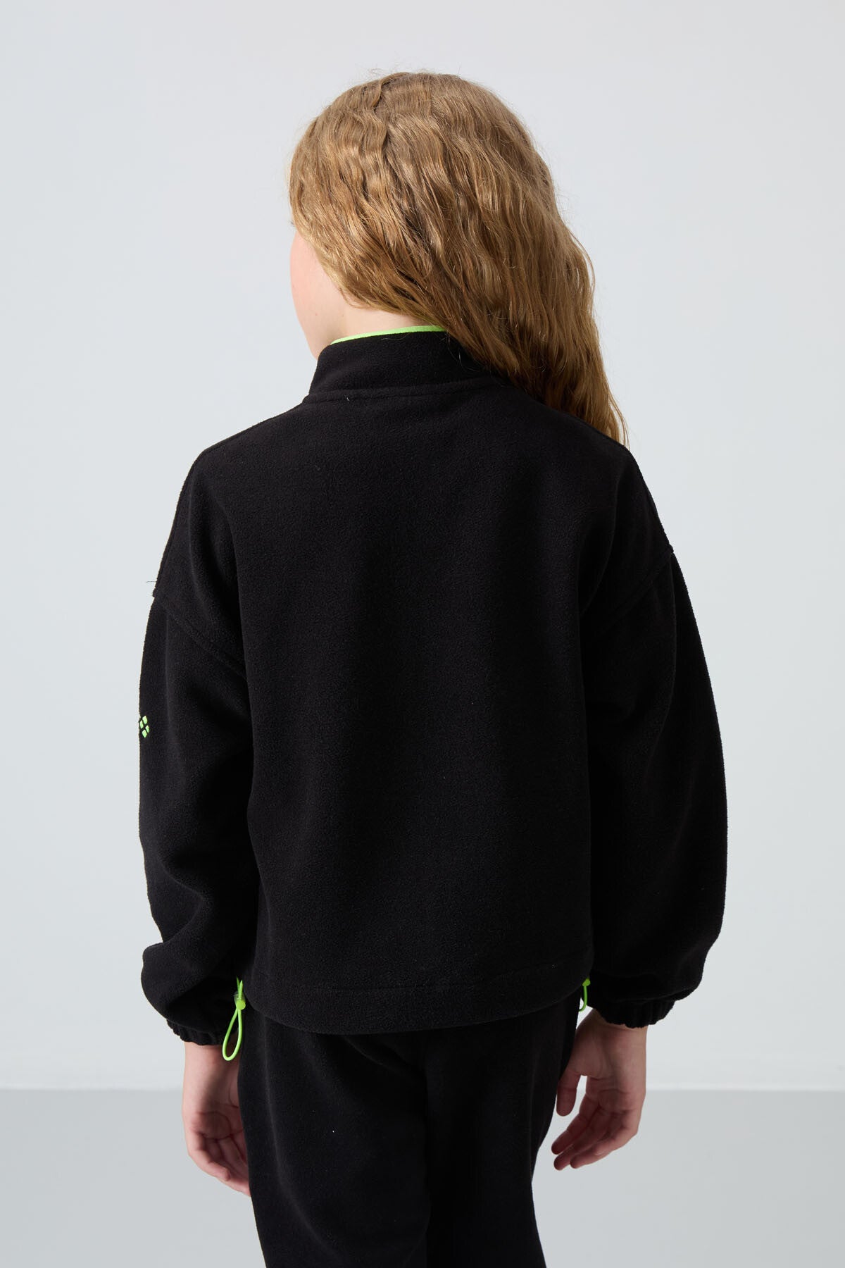 Image of Siyah Kalın Yumuşak Dokulu Standart Fit Nakışlı Polar Kız Çocuk Sweatshirt - 75157