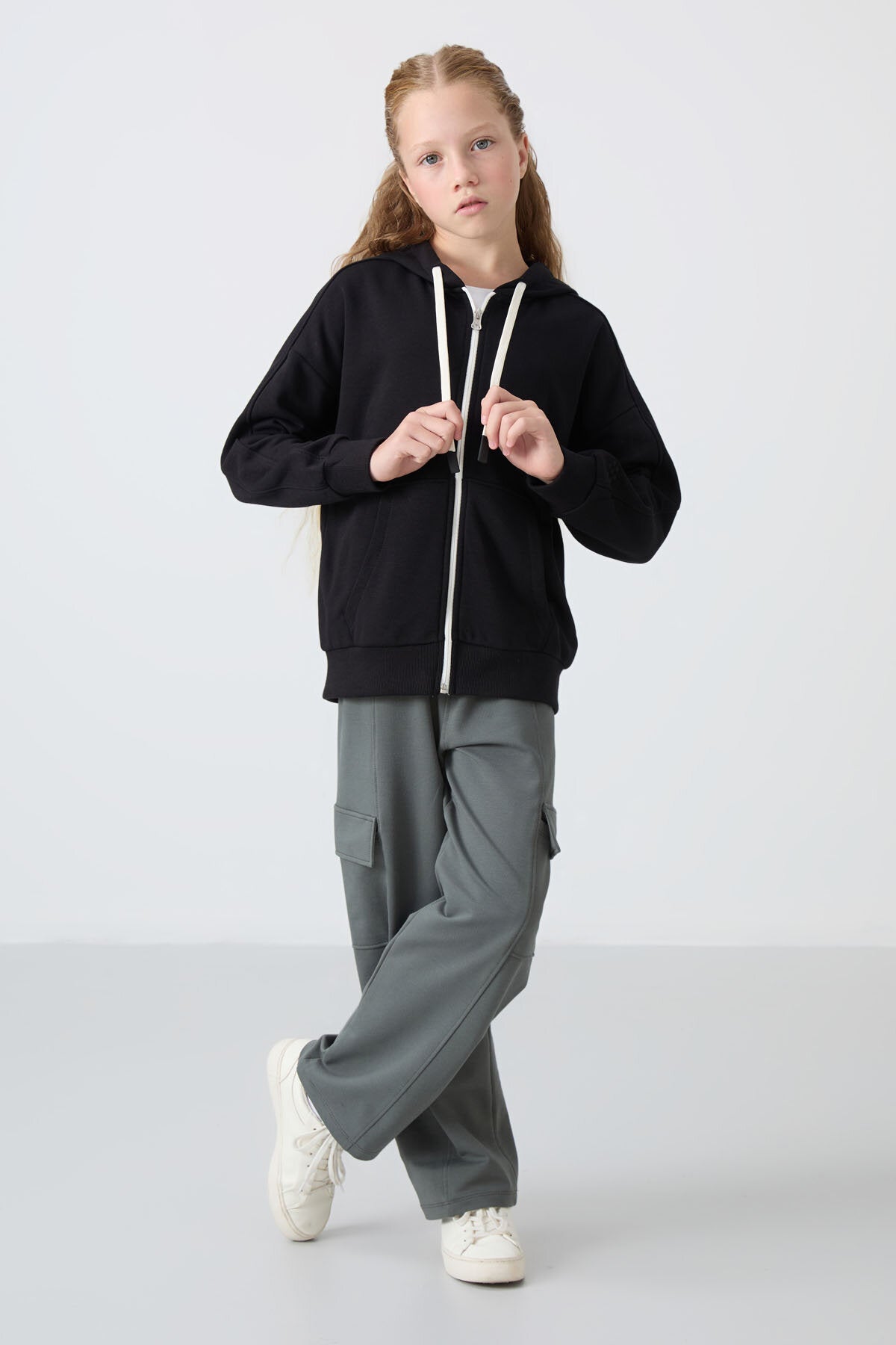 Image of Siyah Pamuklu İçi Tüylü Yumuşak Dokulu Standart Fit Nakışlı Kız Çocuk Sweatshirt - 75149