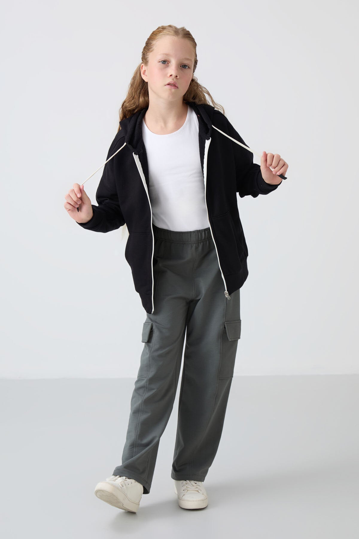 Image of Siyah Pamuklu İçi Tüylü Yumuşak Dokulu Standart Fit Nakışlı Kız Çocuk Sweatshirt - 75149
