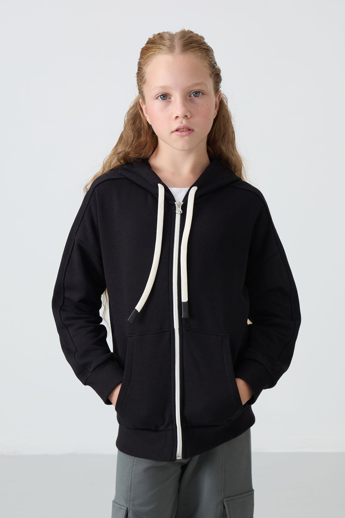 Image of Siyah Pamuklu İçi Tüylü Yumuşak Dokulu Standart Fit Nakışlı Kız Çocuk Sweatshirt - 75149