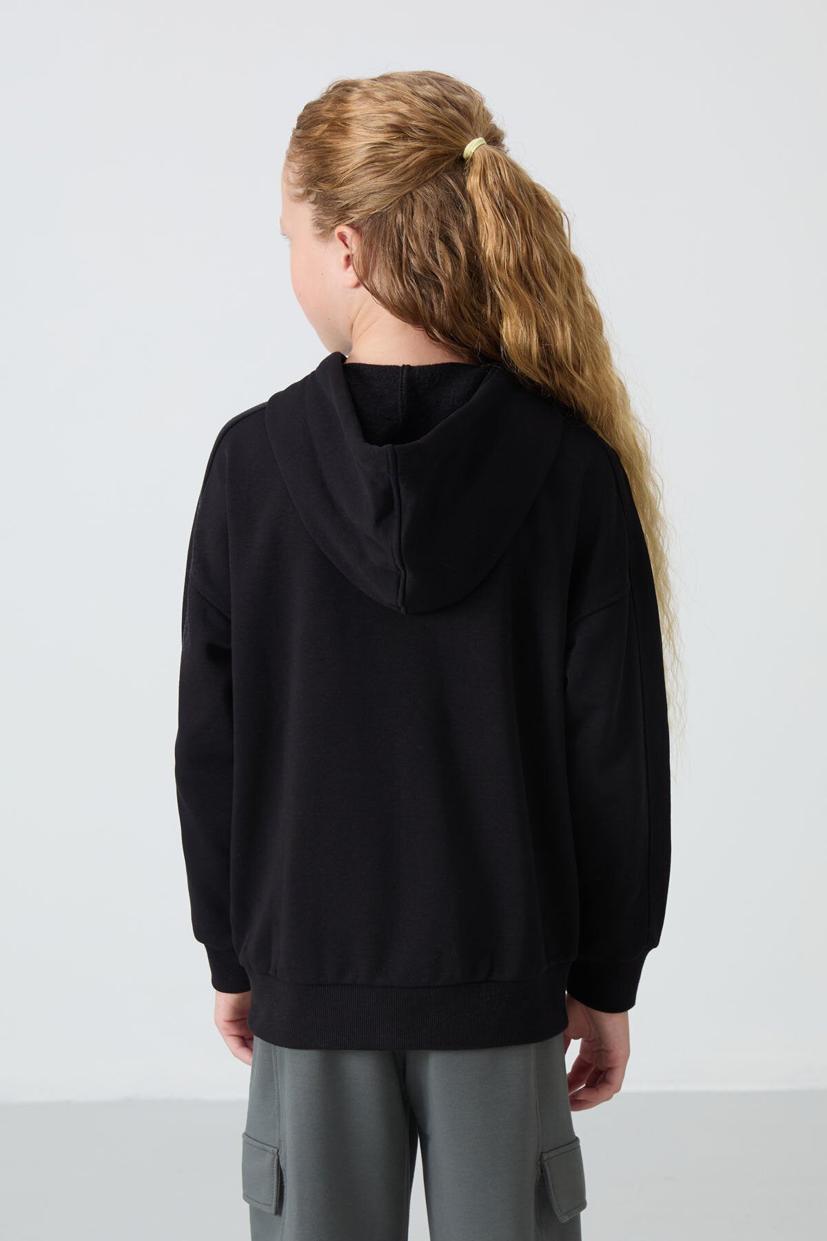Image of Siyah Pamuklu İçi Tüylü Yumuşak Dokulu Standart Fit Nakışlı Kız Çocuk Sweatshirt - 75149
