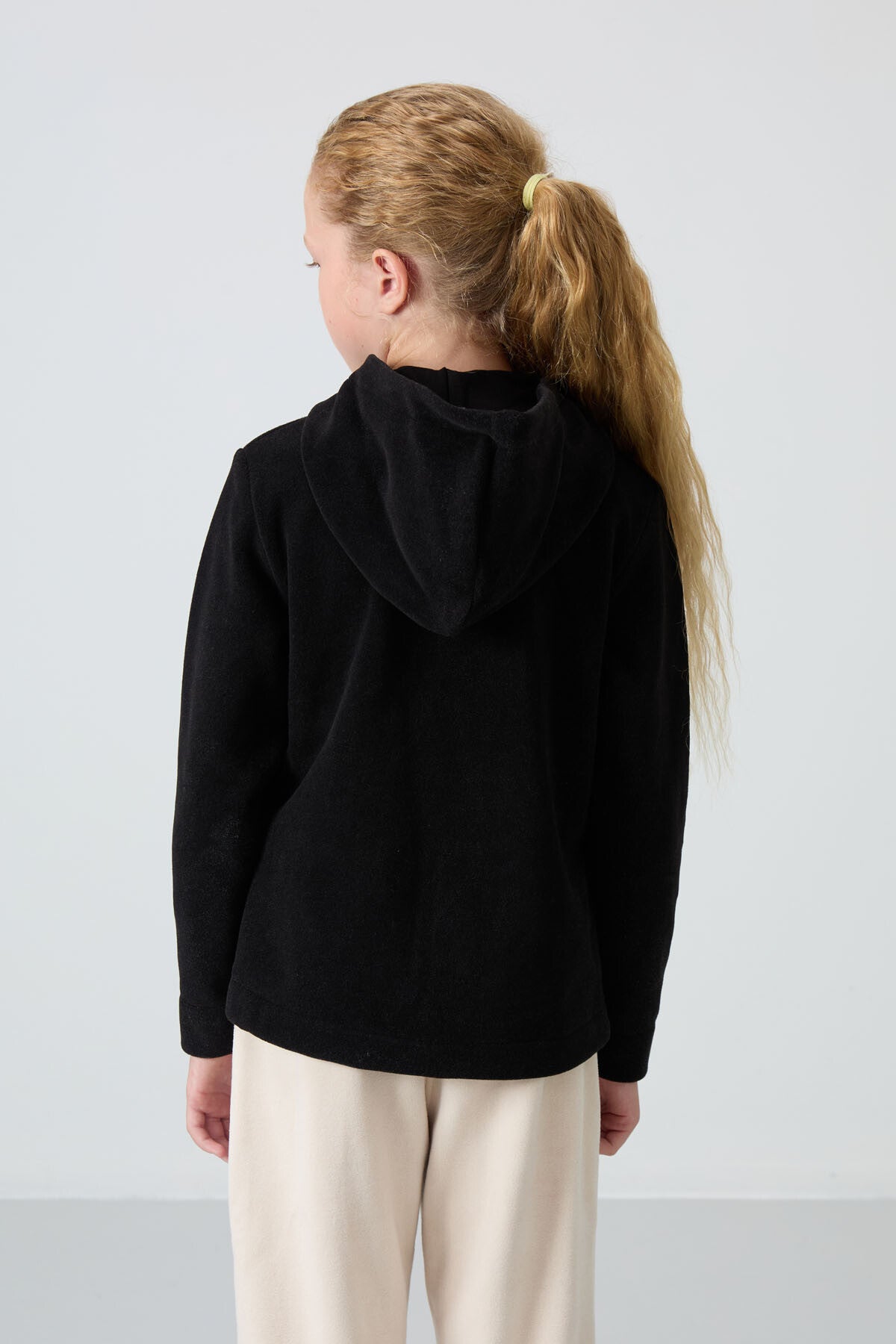 Image of Siyah Kalın Yumuşak Dokulu Standart Fit Nakışlı Polar Kız Çocuk Sweatshirt - 75152