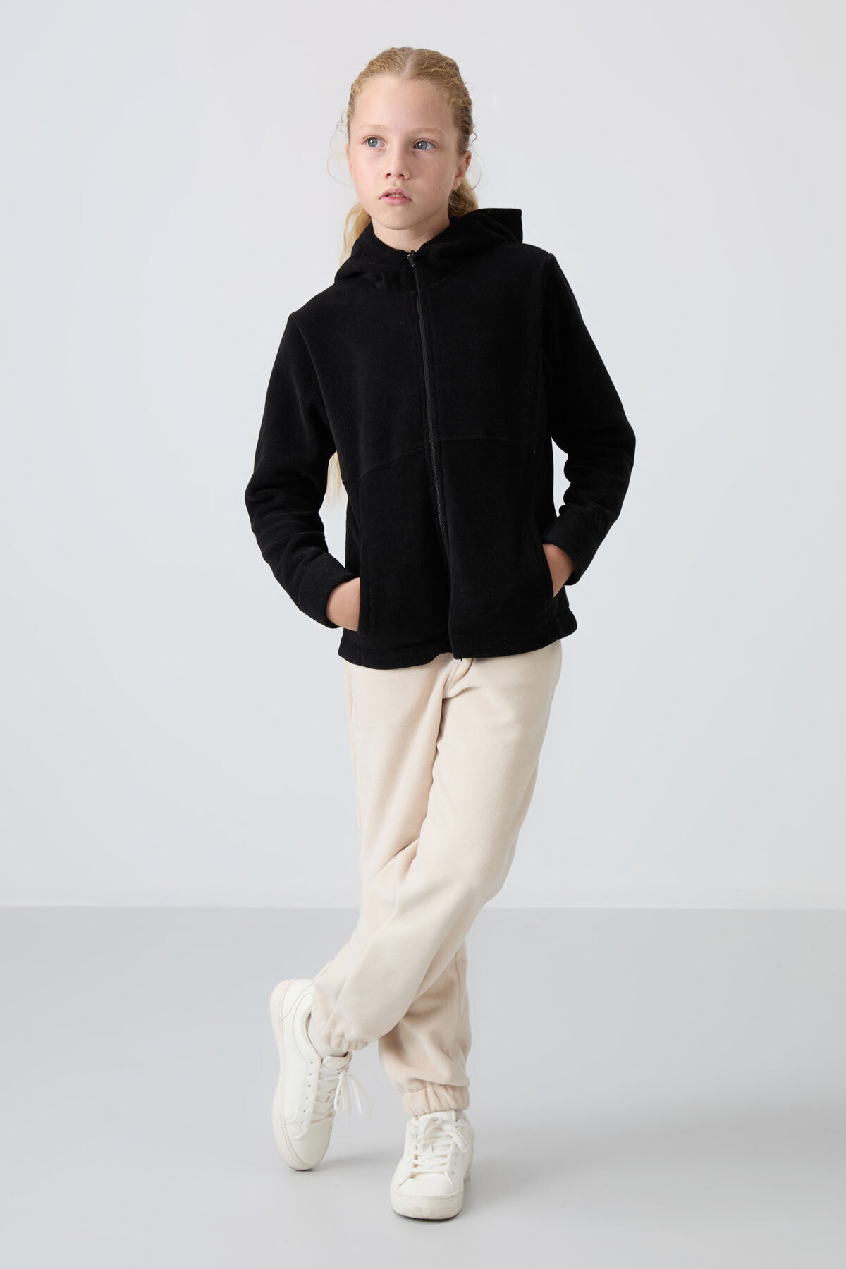 Image of Siyah Kalın Yumuşak Dokulu Standart Fit Nakışlı Polar Kız Çocuk Sweatshirt - 75152
