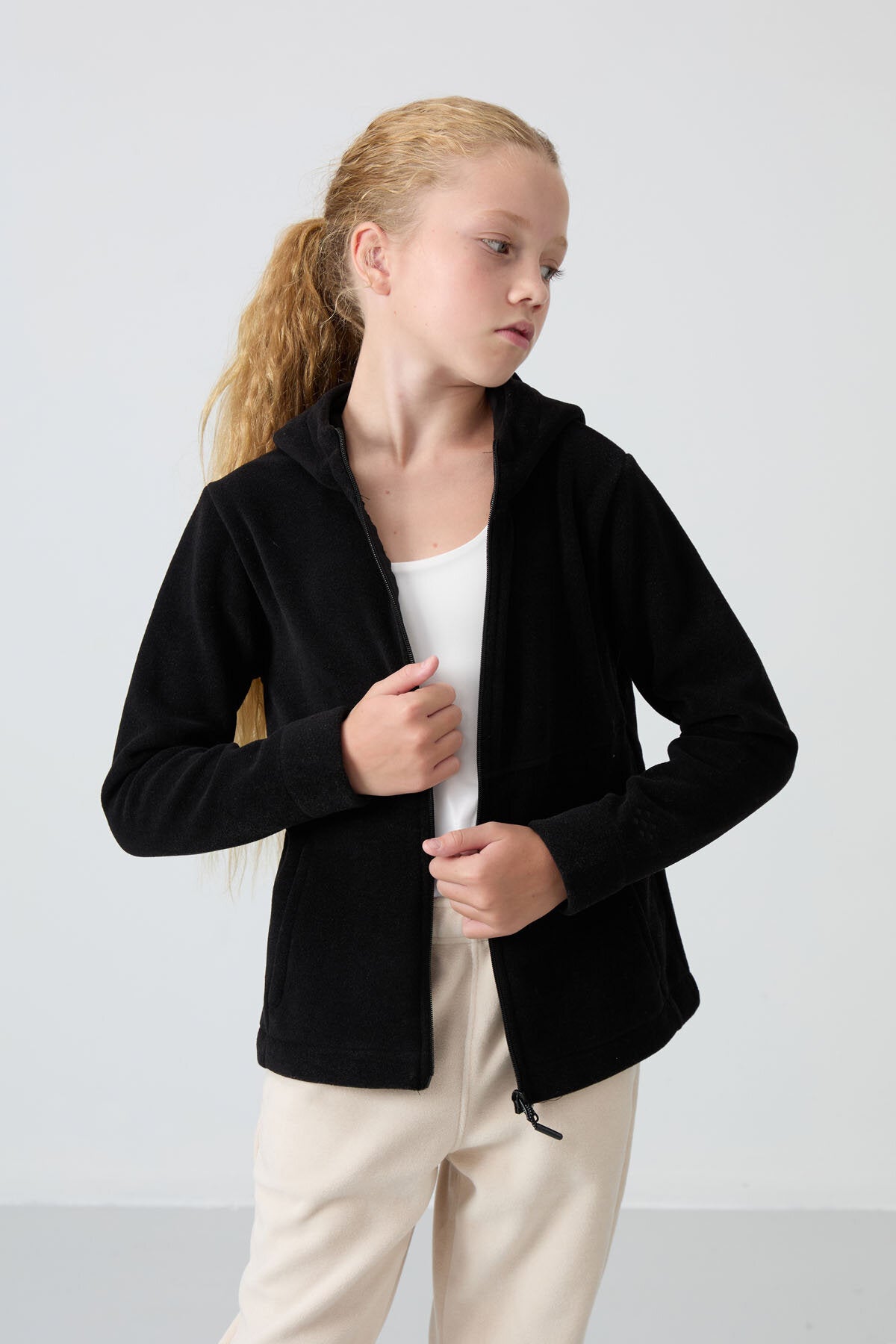 Image of Siyah Kalın Yumuşak Dokulu Standart Fit Nakışlı Polar Kız Çocuk Sweatshirt - 75152