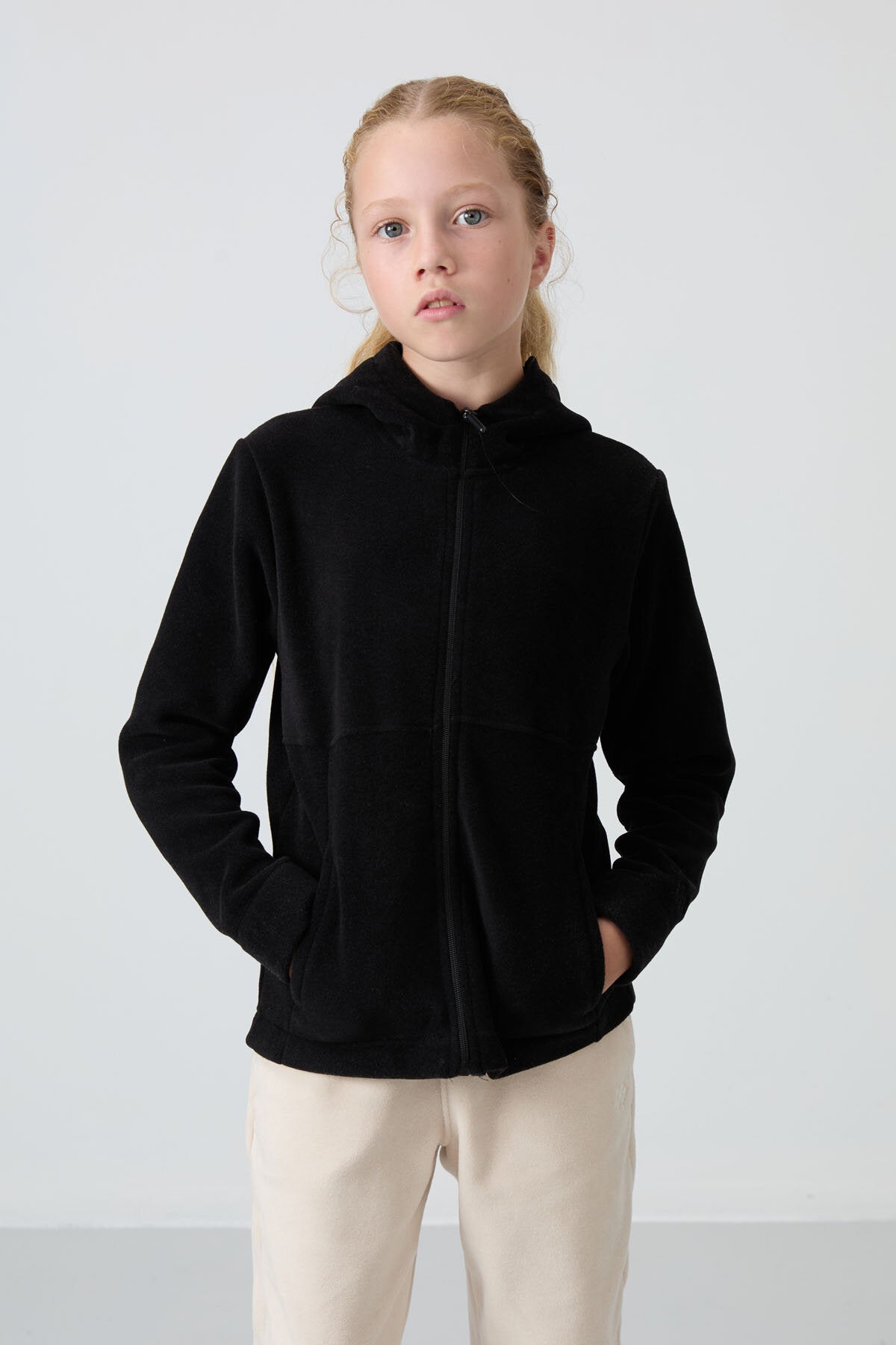 Image of Siyah Kalın Yumuşak Dokulu Standart Fit Nakışlı Polar Kız Çocuk Sweatshirt - 75152
