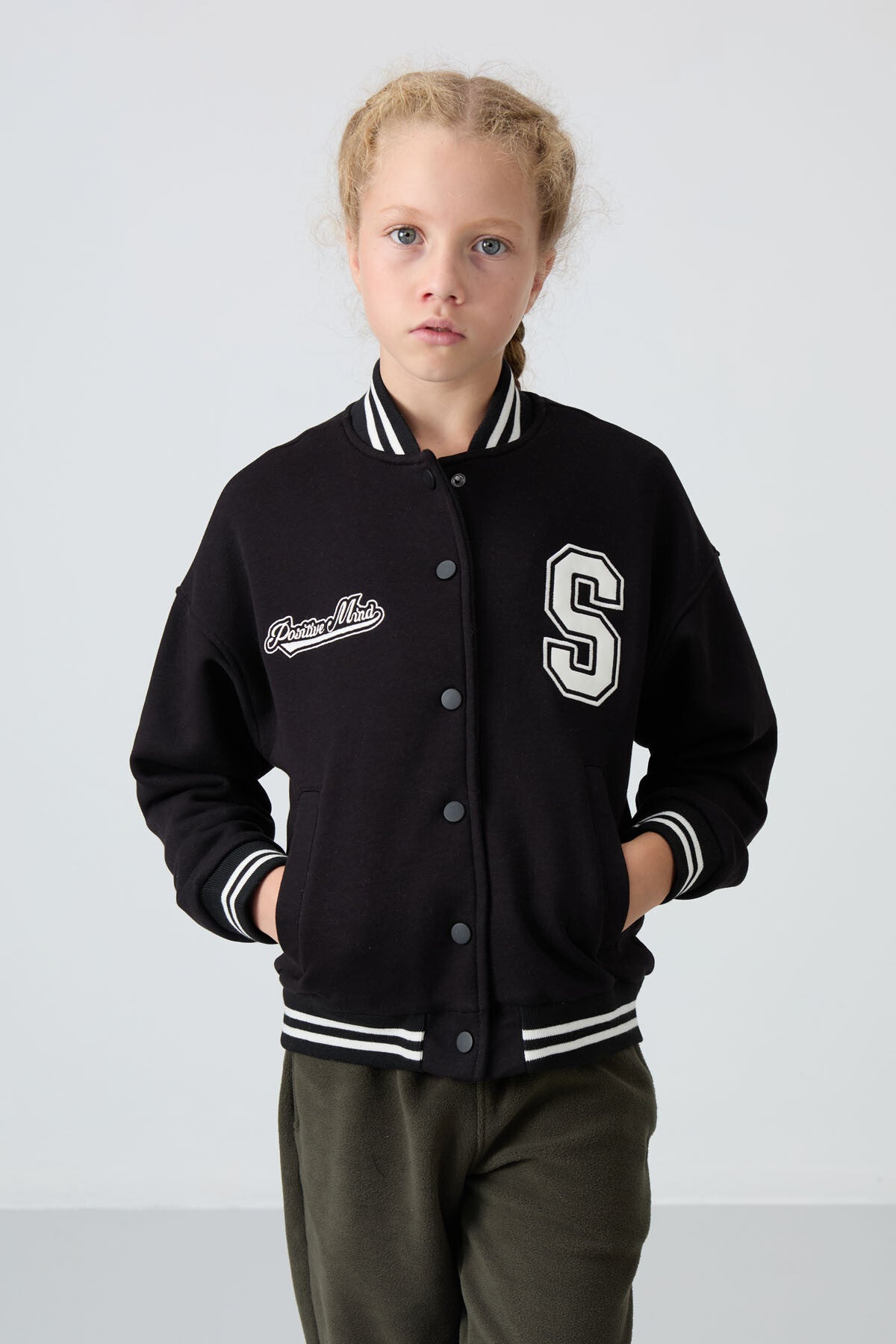 Image of Jachetă studentă brodată, neagră, din bumbac, căptușită cu fleece, cu textură moale, croială standard - 75163