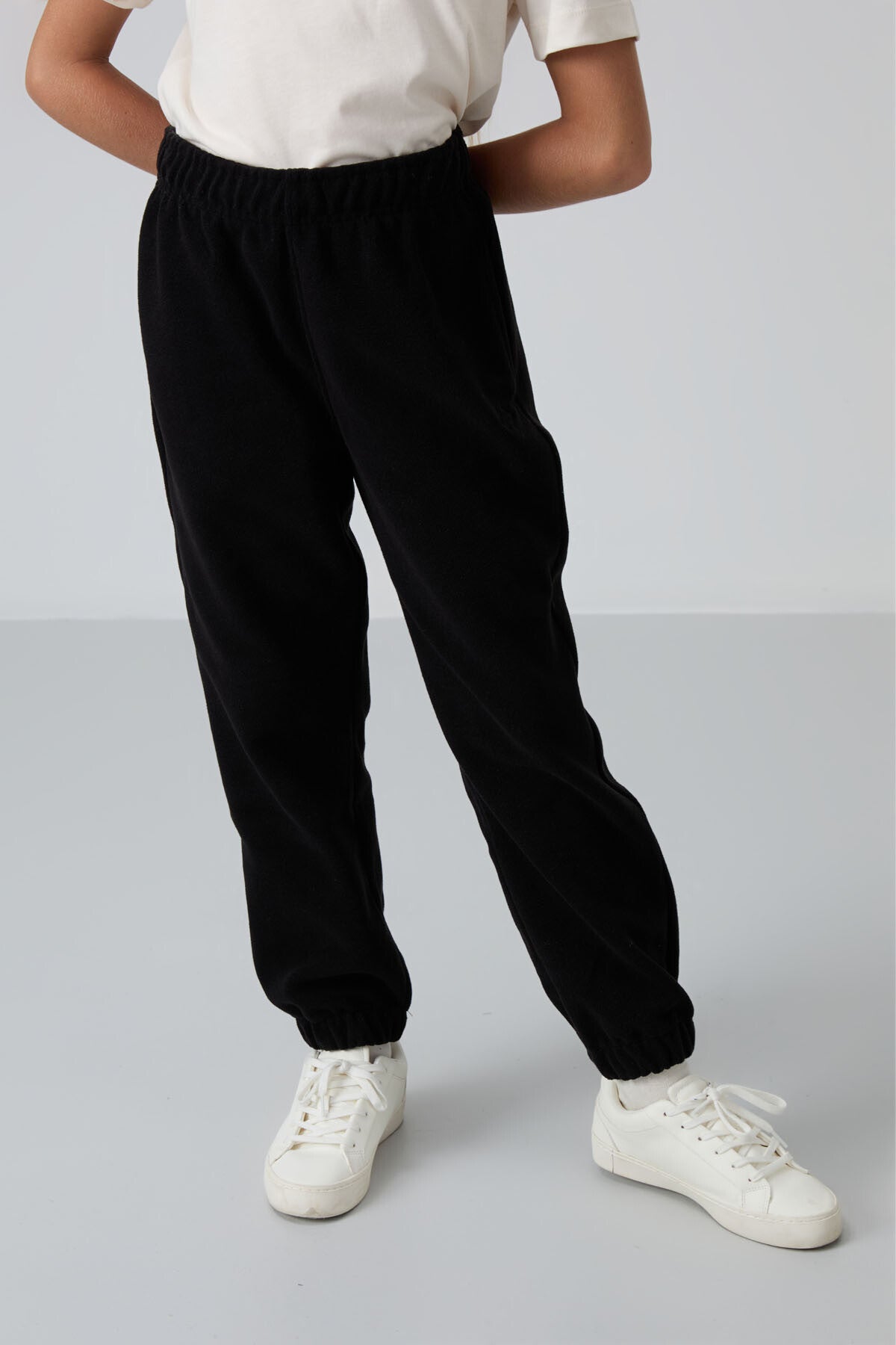 Image of Pantaloni de trening negri, groși și texturați, cu croială standard, din fleece brodat, pentru fete - 75155