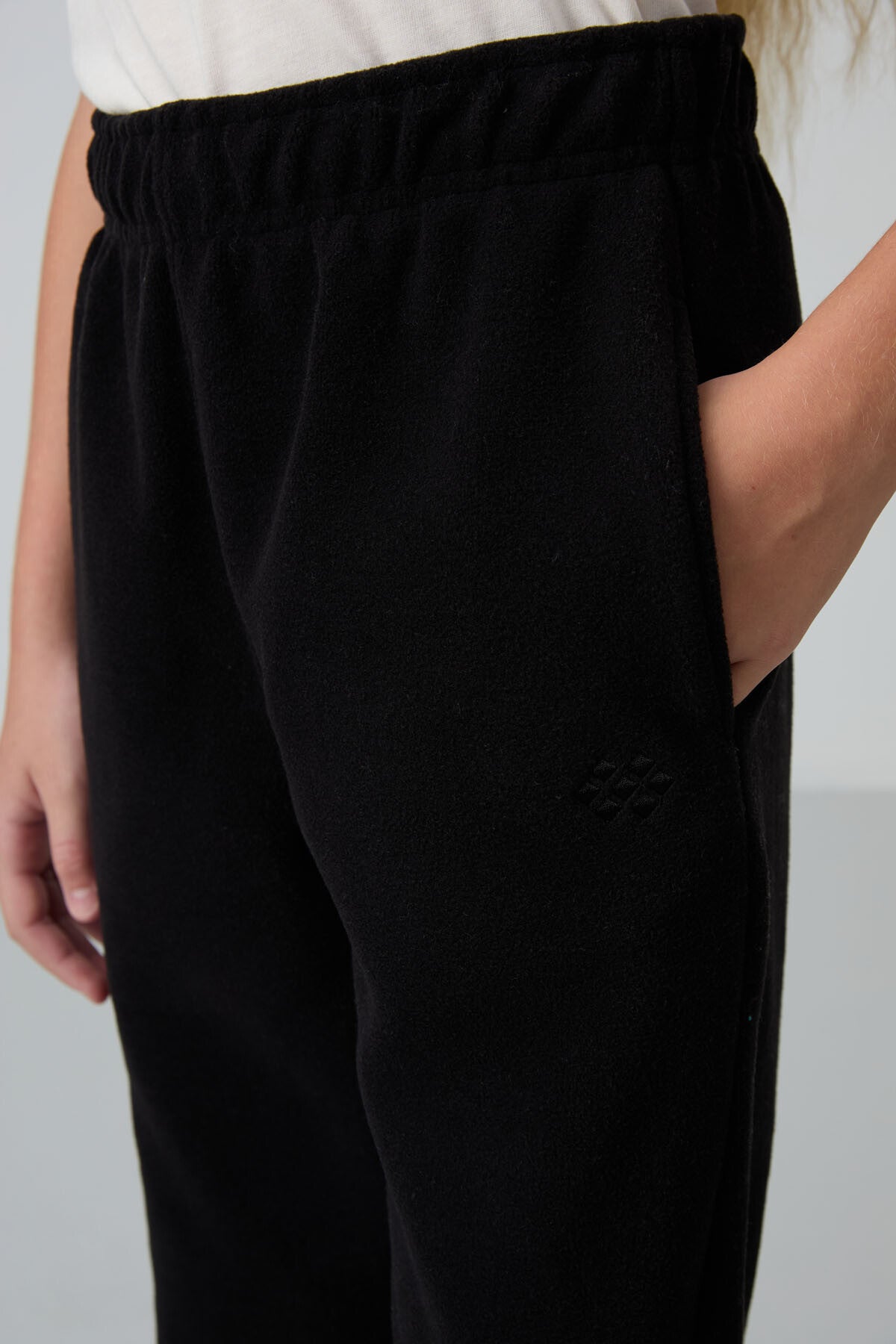 Image of Pantaloni de trening negri, groși și texturați, cu croială standard, din fleece brodat, pentru fete - 75155