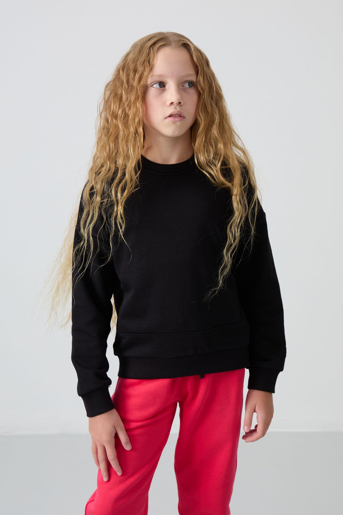 Image of Siyah Pamuklu İçi Tüylü Yumuşak Dokulu Oversize Nakışlı Kız Çocuk Sweatshirt - 75150