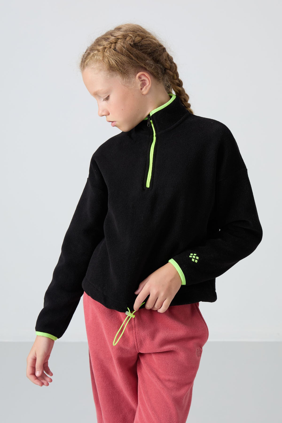 Image of Siyah Kalın Yumuşak Dokulu Standart Fit Nakışlı Polar Kız Çocuk Sweatshirt - 75151