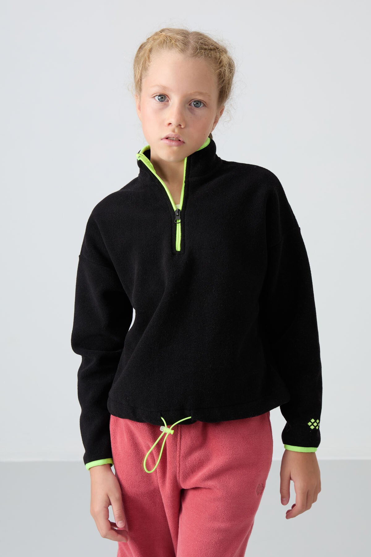 Image of Siyah Kalın Yumuşak Dokulu Standart Fit Nakışlı Polar Kız Çocuk Sweatshirt - 75151