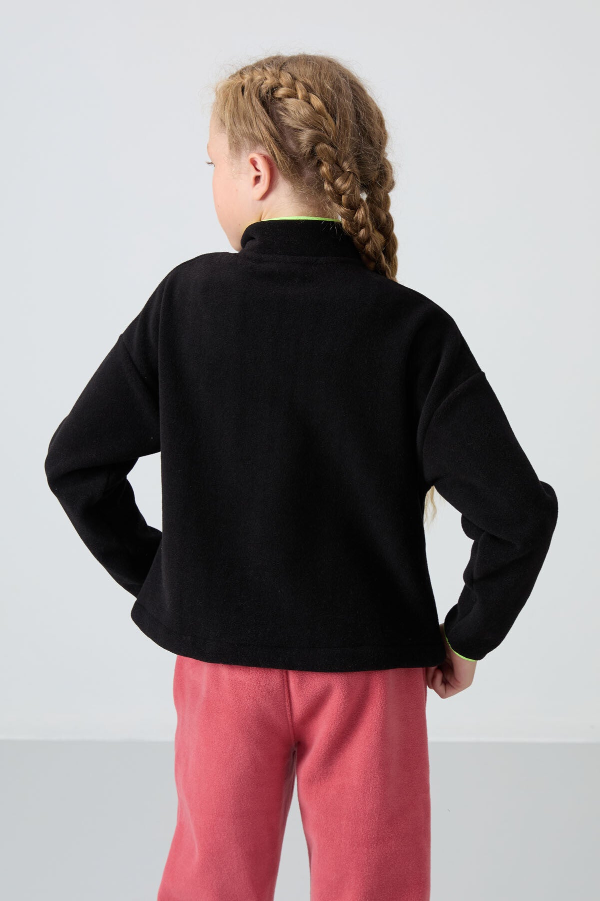 Image of Hanorac negru gros, moale, texturat, croială standard, brodat, din fleece, pentru fete - 75151