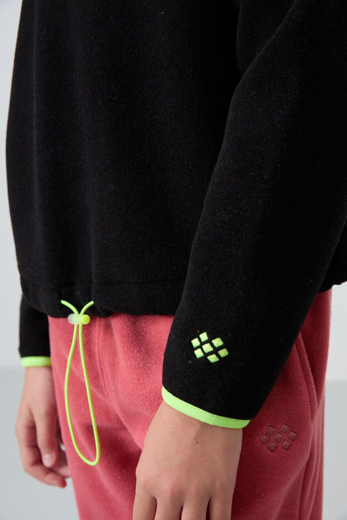 Image of Hanorac negru gros, moale, texturat, croială standard, brodat, din fleece, pentru fete - 75151