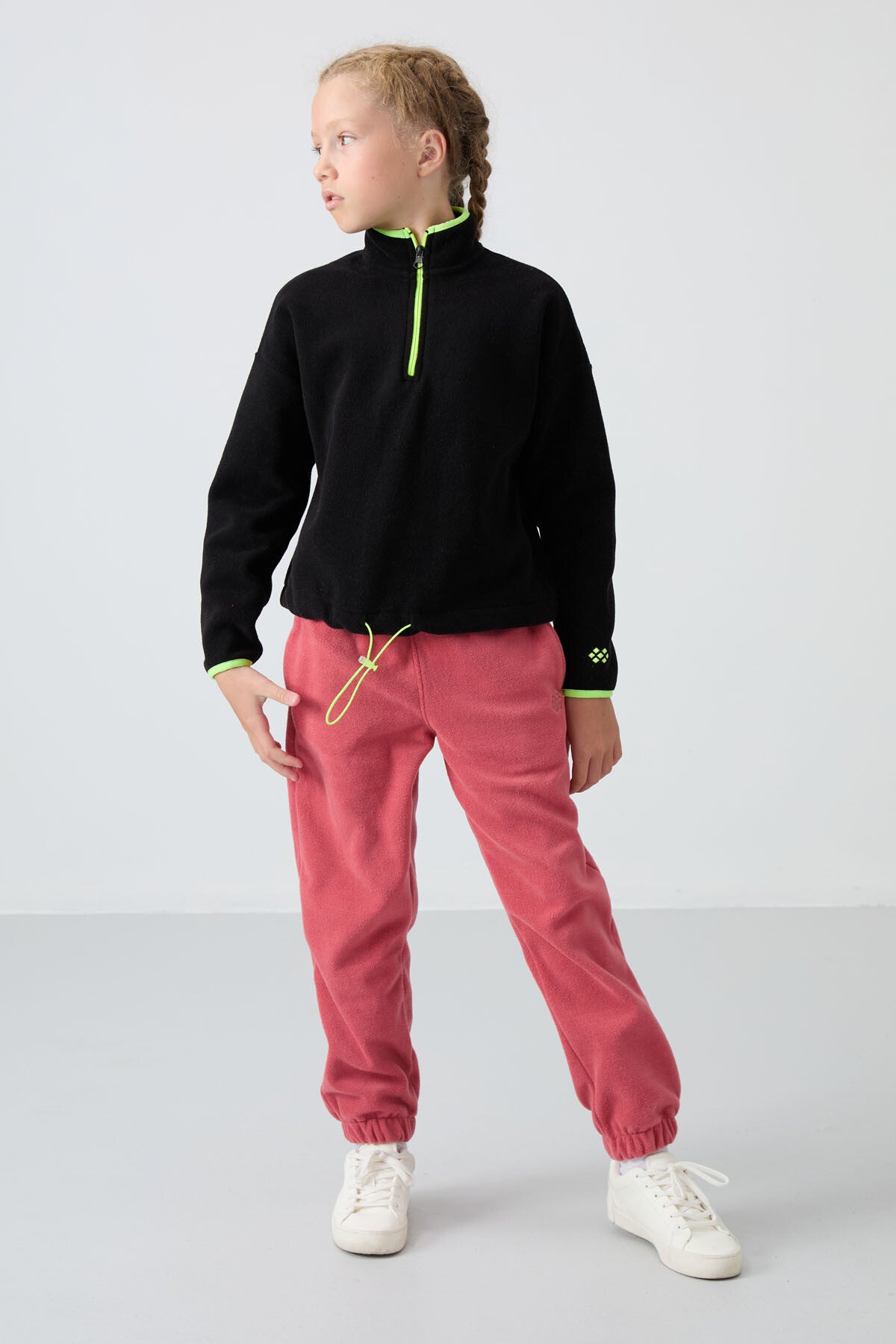 Image of Siyah Kalın Yumuşak Dokulu Standart Fit Nakışlı Polar Kız Çocuk Sweatshirt - 75151