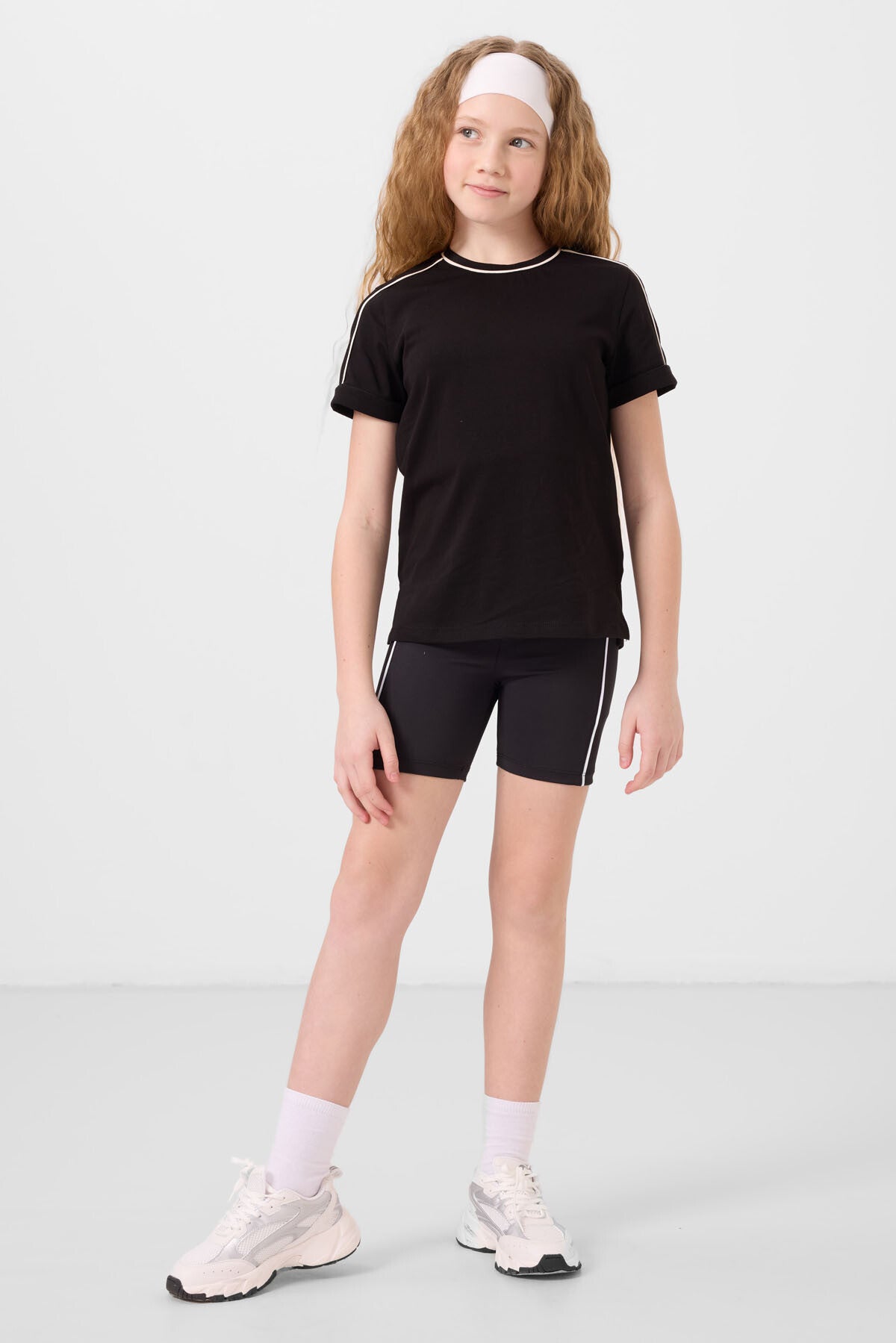 Image of Tricou negru din bumbac, cu guler rotund, croială standard, pentru fete - 75177