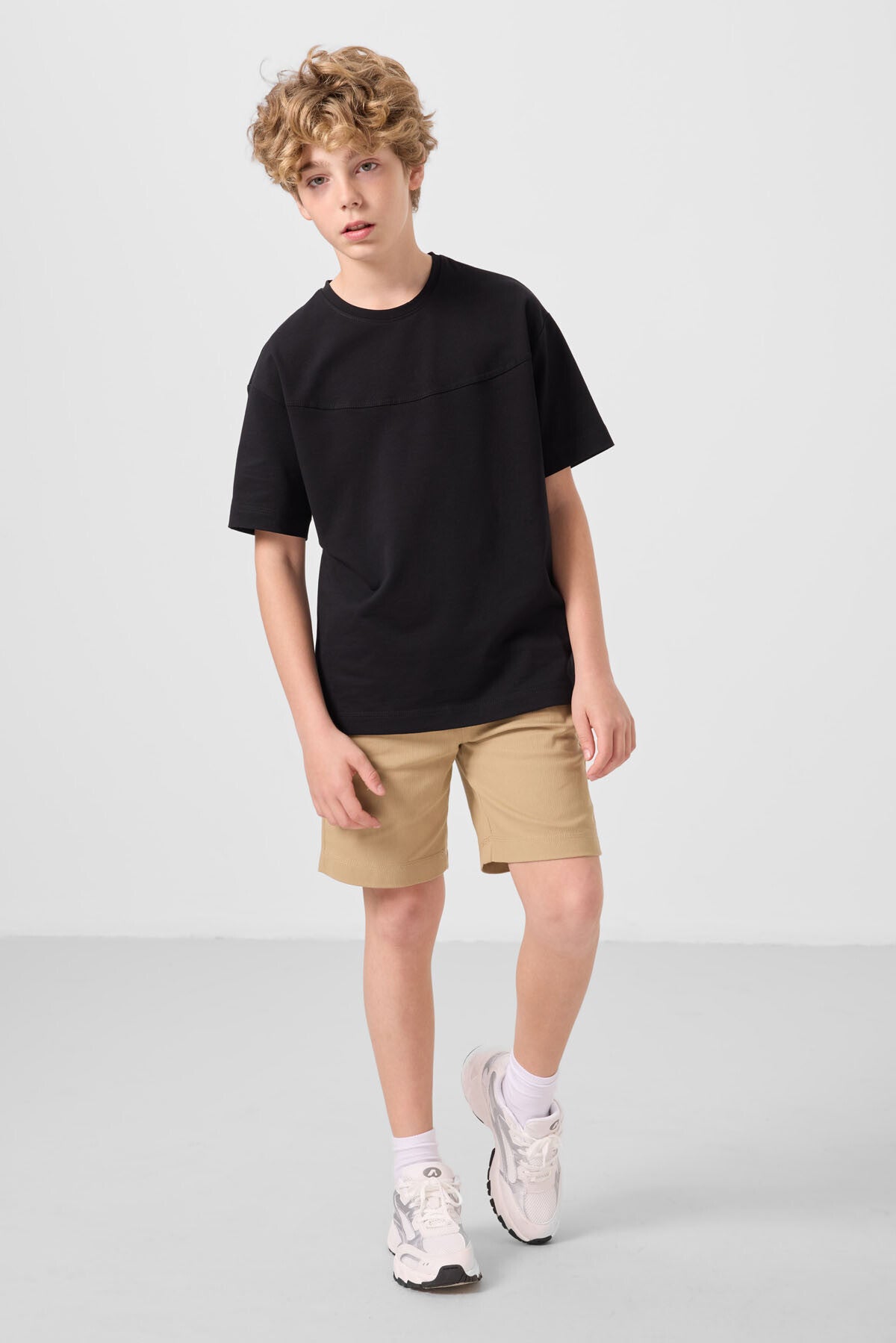 Image of Siyah-Koyu Bej Pamuklu Oversize Fit Dokuma Hafif Esnek Chino Erkek Çocuk Şort Takım - 11279