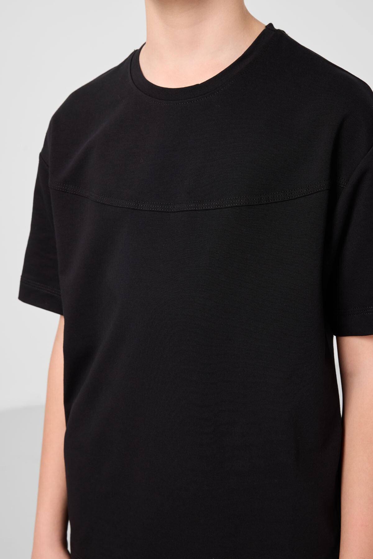Image of Siyah-Koyu Bej Pamuklu Oversize Fit Dokuma Hafif Esnek Chino Erkek Çocuk Şort Takım - 11279