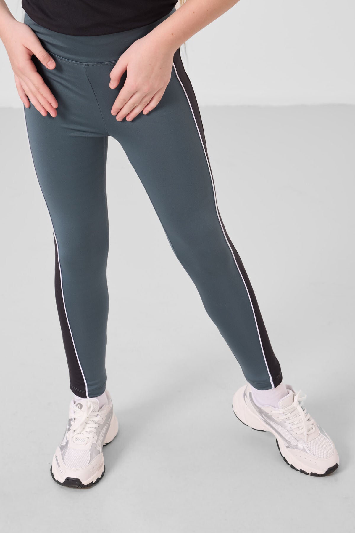 Image of Siyah-Orman Yeşili O Yaka Yan Şerit Detaylı Standart Fit Performans Kız Çocuk Tayt Takım - 75191
