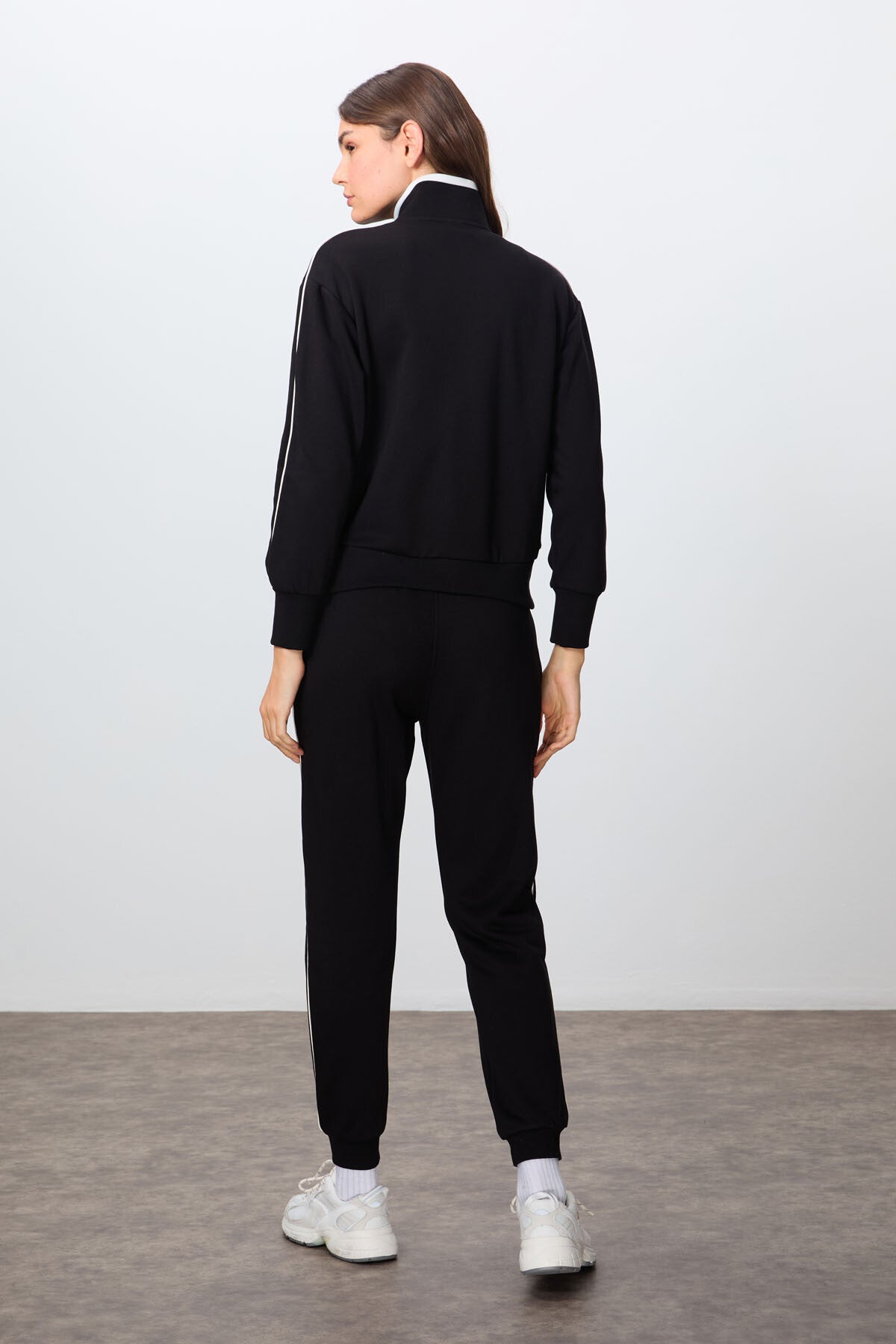 Image of Siyah Kompakt Pamuklu Kalın Pürüzsüz Dokulu Dik Yaka Oversize Fit Kadın Eşofman Takım - 95340
