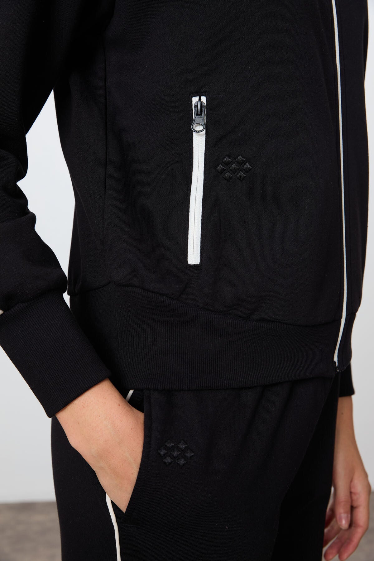 Image of Siyah Kompakt Pamuklu Kalın Pürüzsüz Dokulu Dik Yaka Oversize Fit Kadın Eşofman Takım - 95340