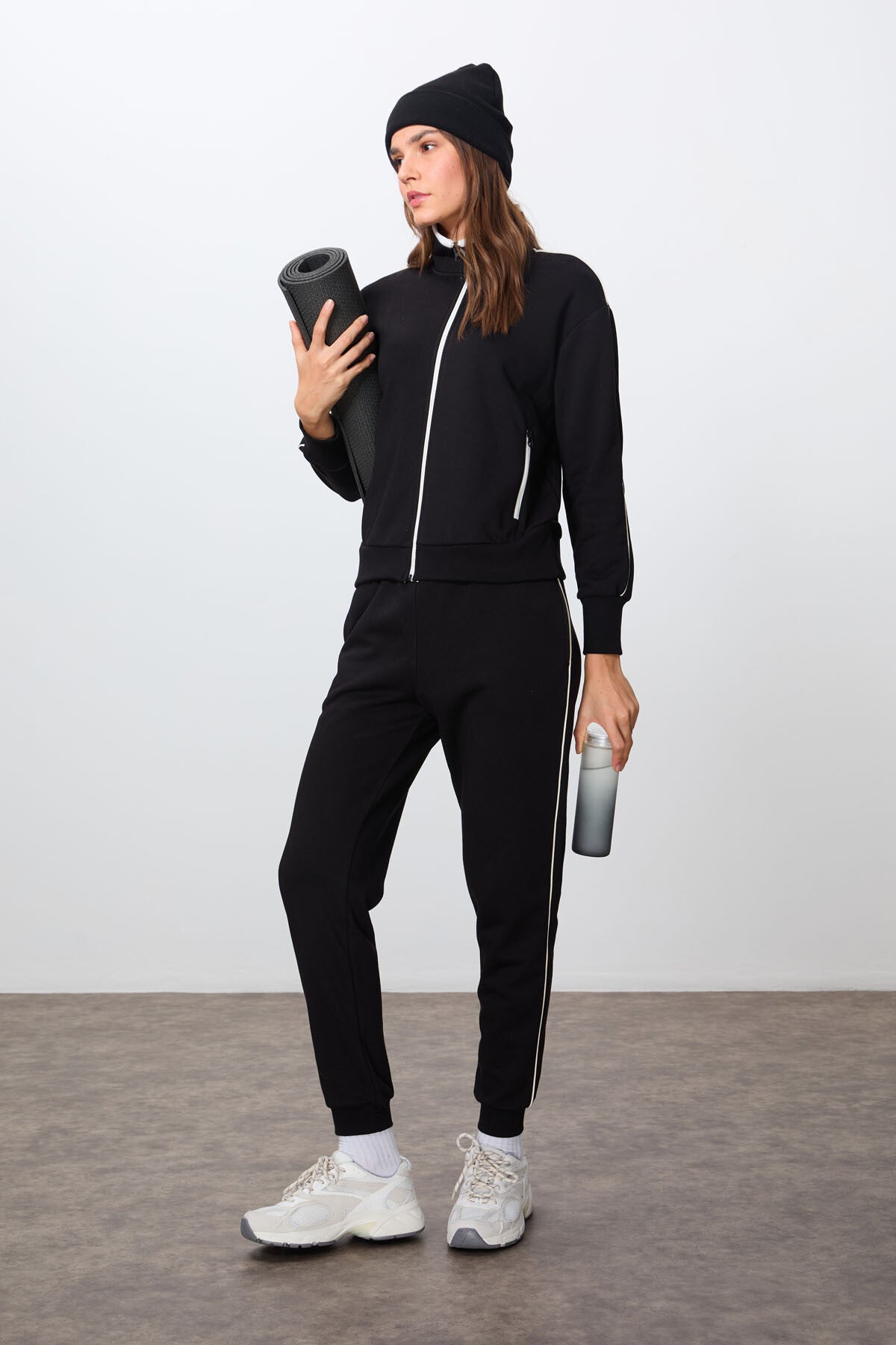 Image of Siyah Kompakt Pamuklu Kalın Pürüzsüz Dokulu Dik Yaka Oversize Fit Kadın Eşofman Takım - 95340