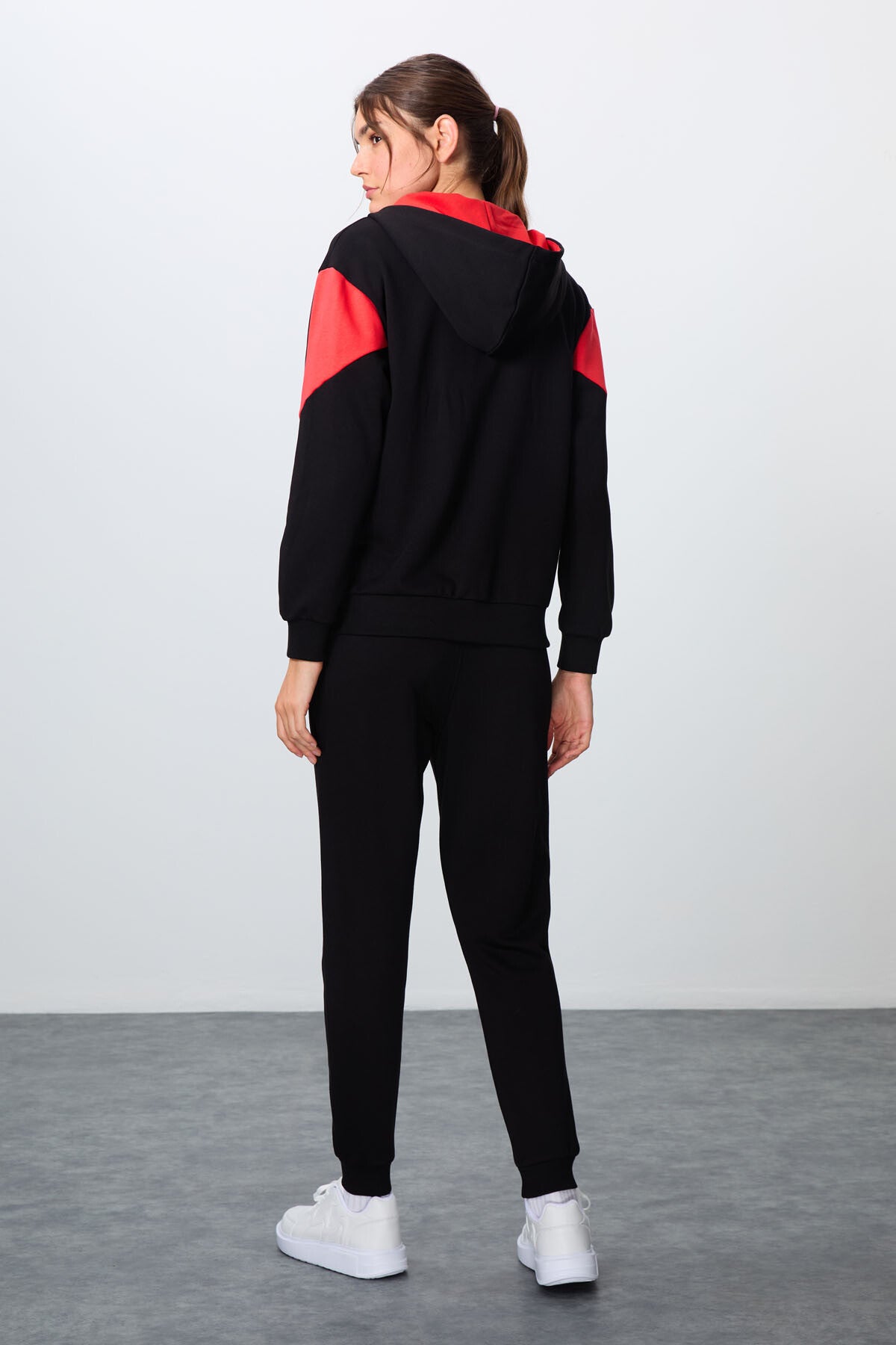 Image of Trening negru compact din bumbac gros, texturat, cu glugă, croială supradimensionată, pentru femei - 95343