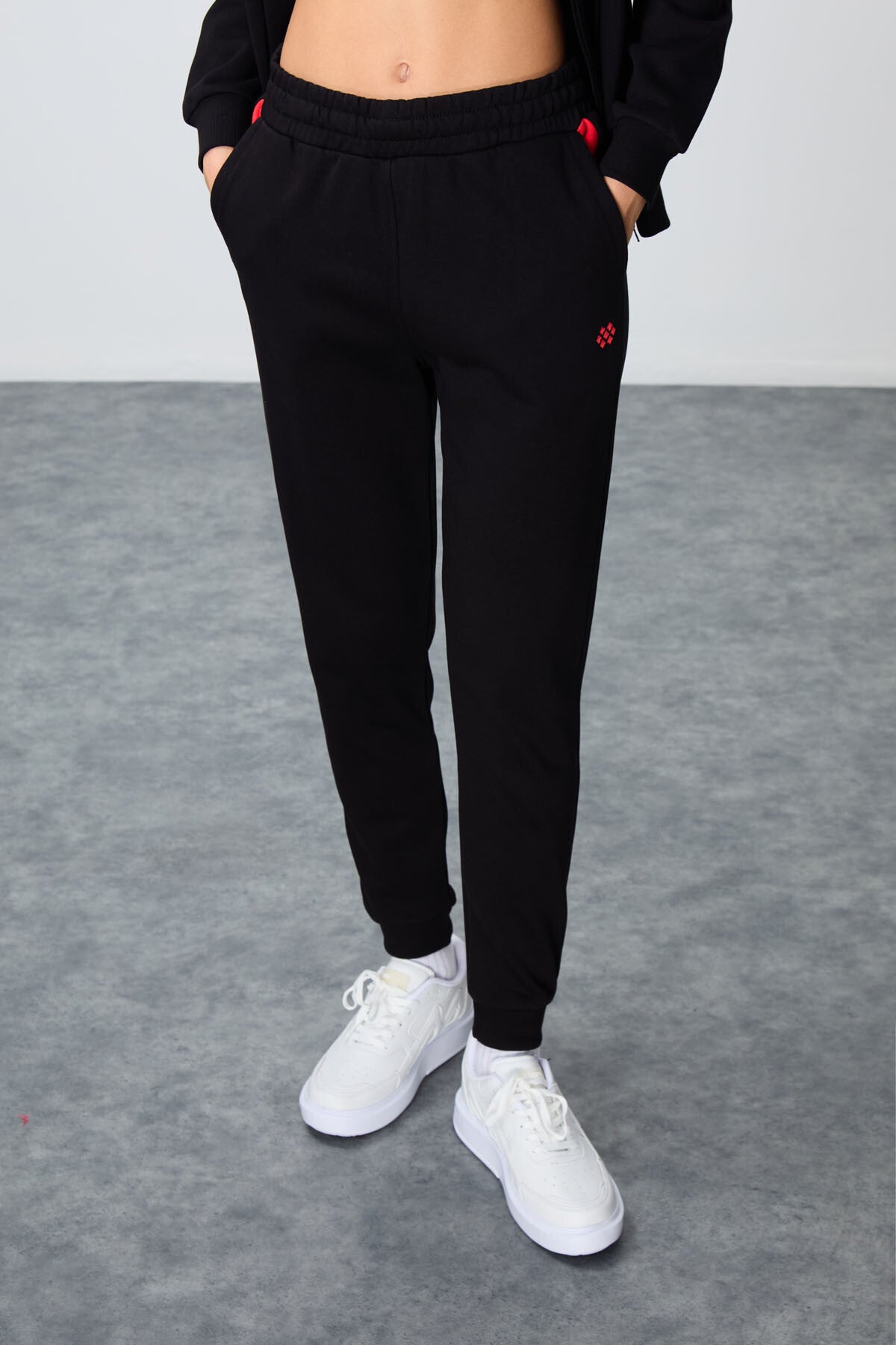 Image of Siyah Kompakt Pamuklu Kalın Pürüzsüz Dokulu Kapüşonlu Oversize Fit Kadın Eşofman Takım - 95343