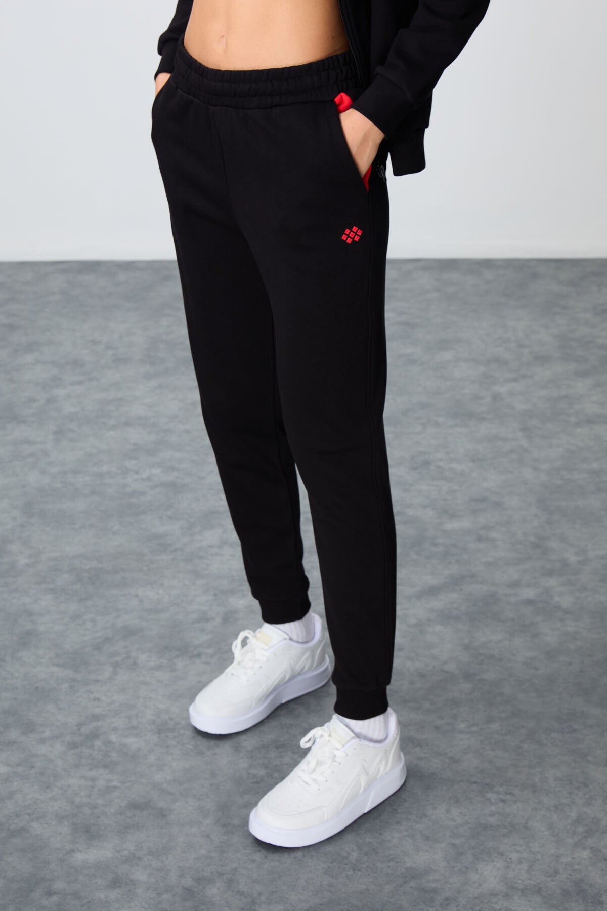 Image of Siyah Kompakt Pamuklu Kalın Pürüzsüz Dokulu Kapüşonlu Oversize Fit Kadın Eşofman Takım - 95343