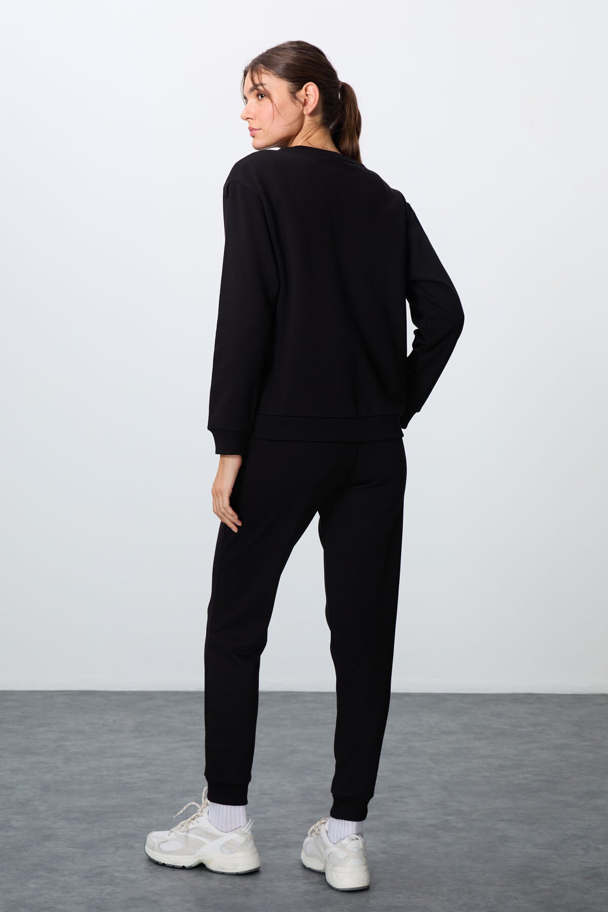 Image of Trening negru compact din bumbac gros, texturat, cu guler în O, croială supradimensionată, pentru femei - 95341