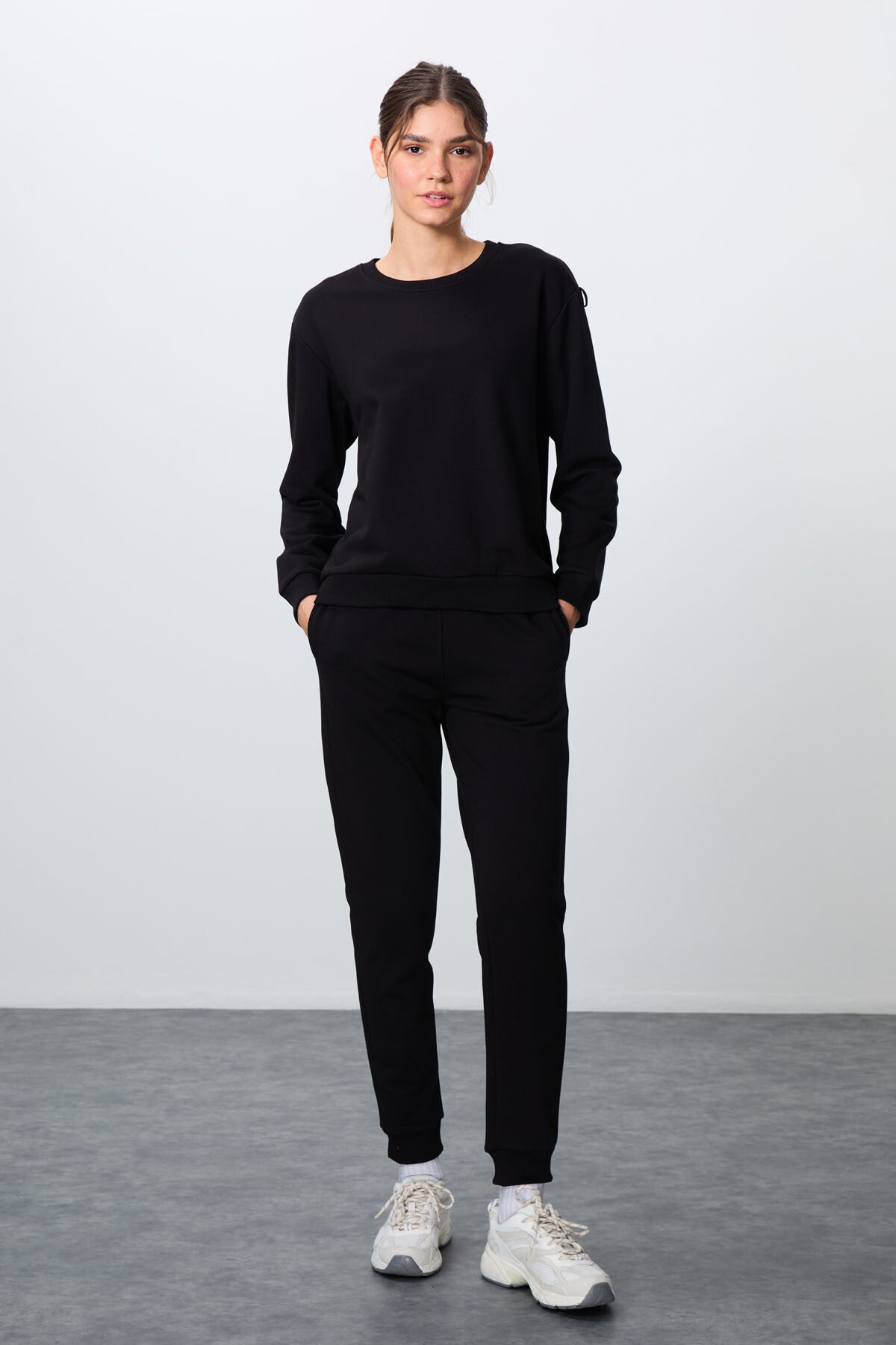 Image of Trening negru compact din bumbac gros, texturat, cu guler în O, croială supradimensionată, pentru femei - 95341