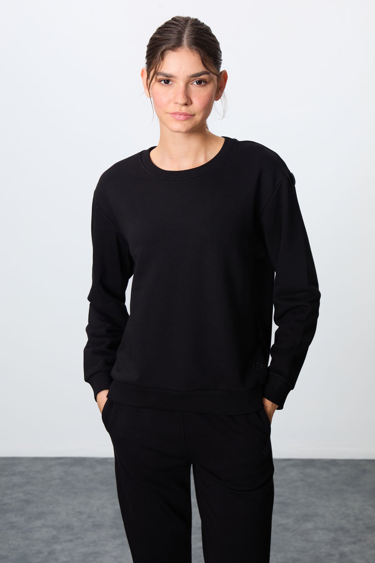 Image of Siyah Kompakt Pamuklu Kalın Pürüzsüz Dokulu O Yaka Oversize Fit Kadın Eşofman Takım - 95341