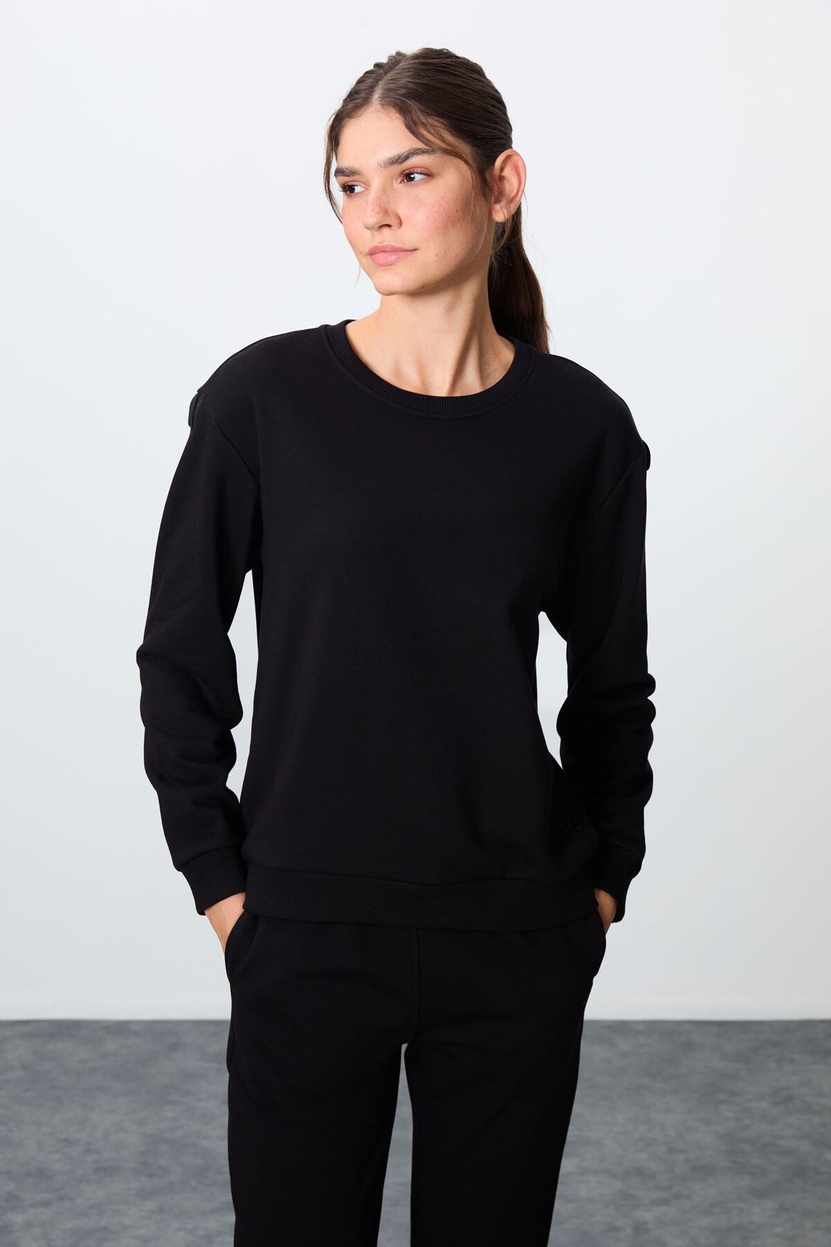 Image of Trening negru compact din bumbac gros, texturat, cu guler în O, croială supradimensionată, pentru femei - 95341