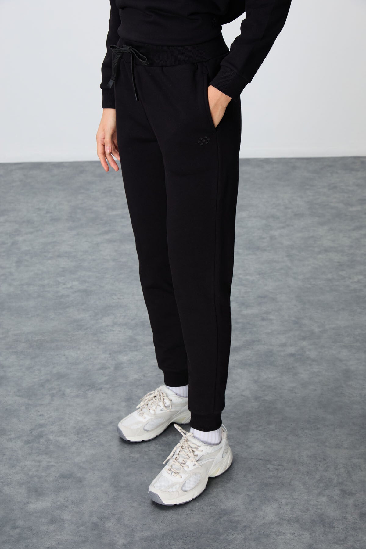 Image of Siyah Kompakt Pamuklu Kalın Pürüzsüz Dokulu O Yaka Oversize Fit Kadın Eşofman Takım - 95341