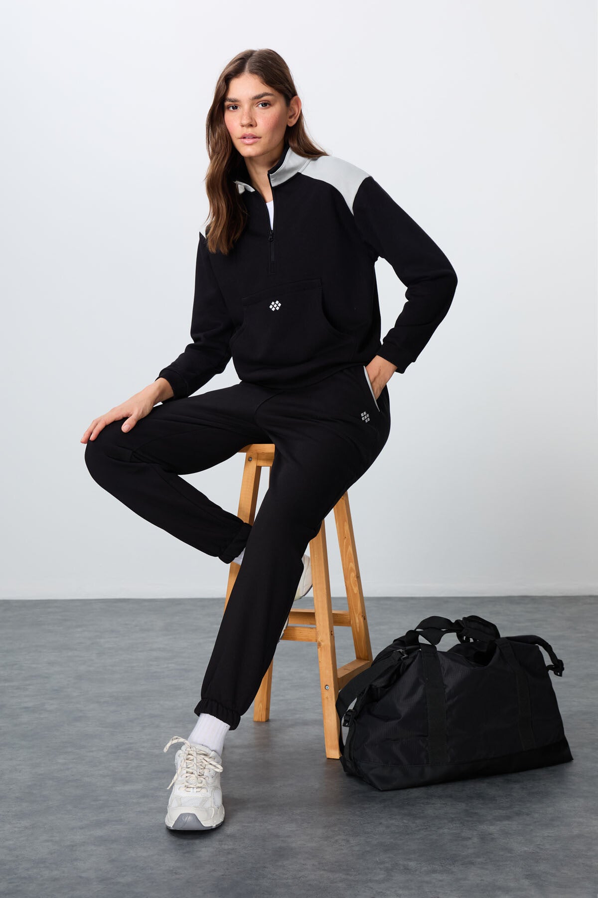 Image of Siyah Kompakt Pamuklu Kalın Pürüzsüz Dokulu Dik Yaka Oversize Fit Kadın Eşofman Takım - 95342