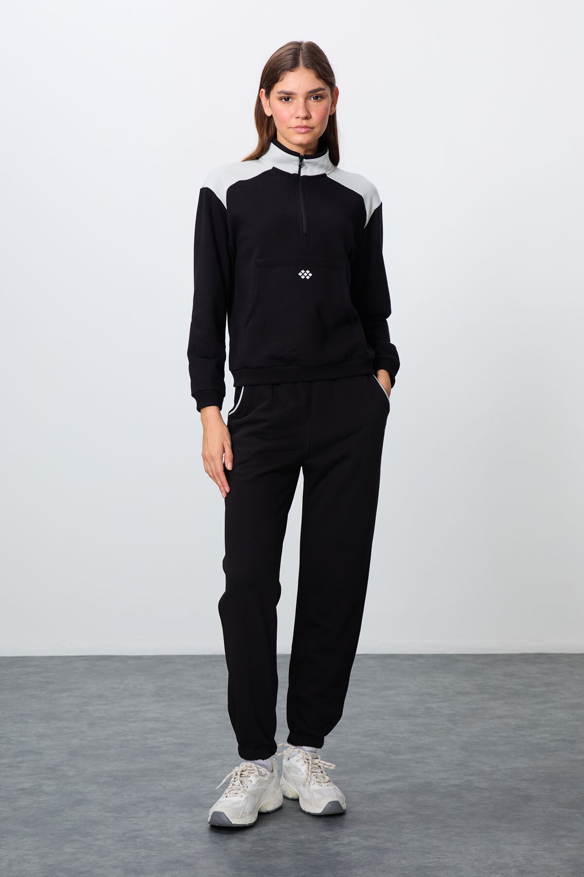 Image of Siyah Kompakt Pamuklu Kalın Pürüzsüz Dokulu Dik Yaka Oversize Fit Kadın Eşofman Takım - 95342