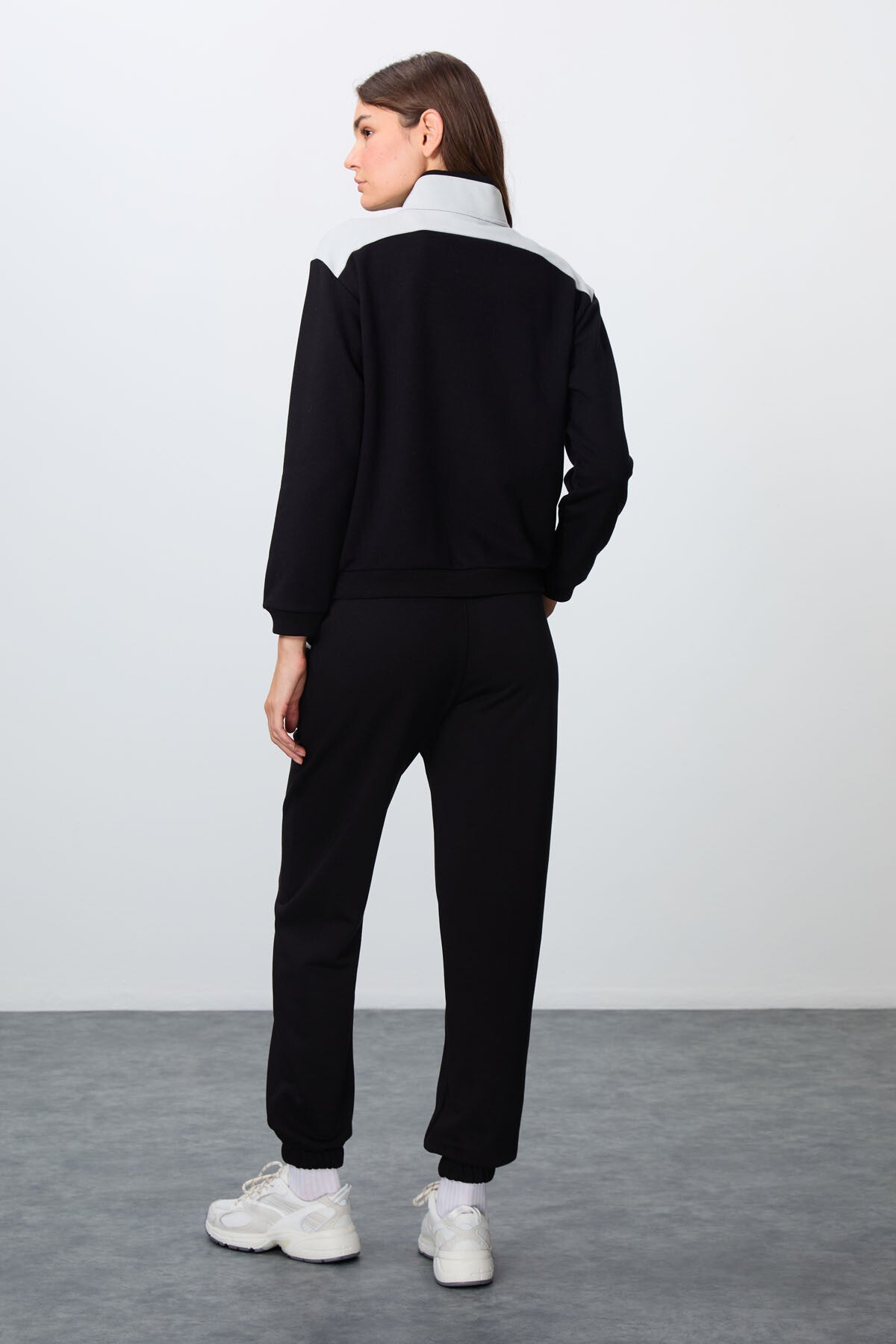 Image of Siyah Kompakt Pamuklu Kalın Pürüzsüz Dokulu Dik Yaka Oversize Fit Kadın Eşofman Takım - 95342