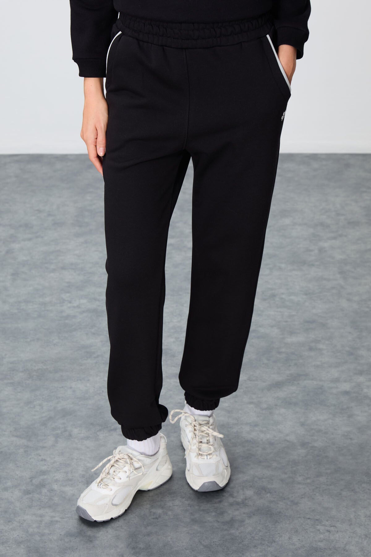 Image of Siyah Kompakt Pamuklu Kalın Pürüzsüz Dokulu Dik Yaka Oversize Fit Kadın Eşofman Takım - 95342