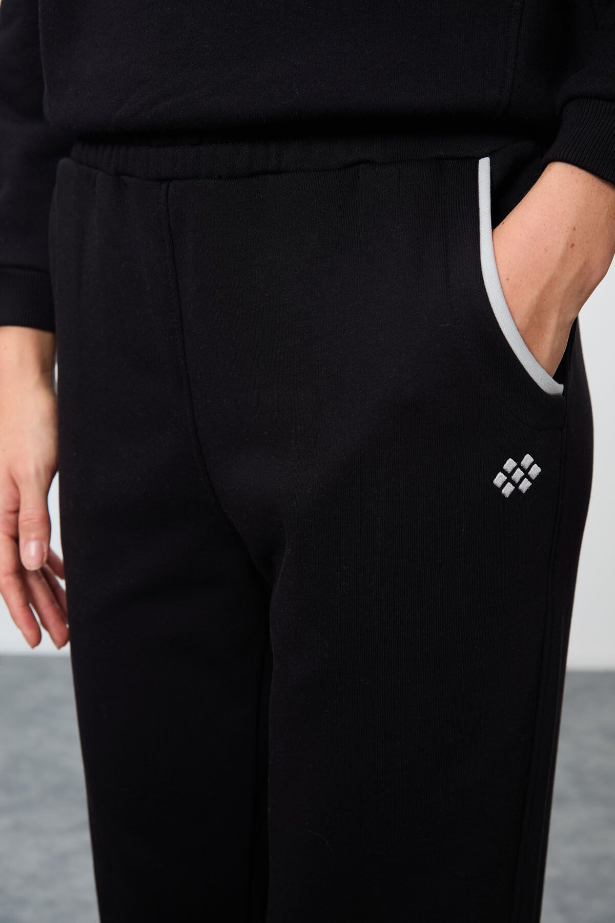 Image of Siyah Kompakt Pamuklu Kalın Pürüzsüz Dokulu Dik Yaka Oversize Fit Kadın Eşofman Takım - 95342