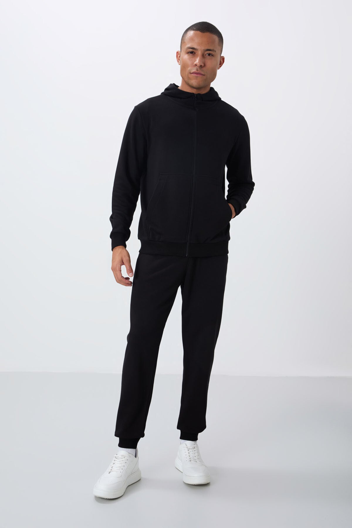 Image of Siyah Kompakt Pamuklu Kalın Pürüzsüz Dokulu Kapüşonlu Comfort Fit Erkek Eşofman Takım - 85262